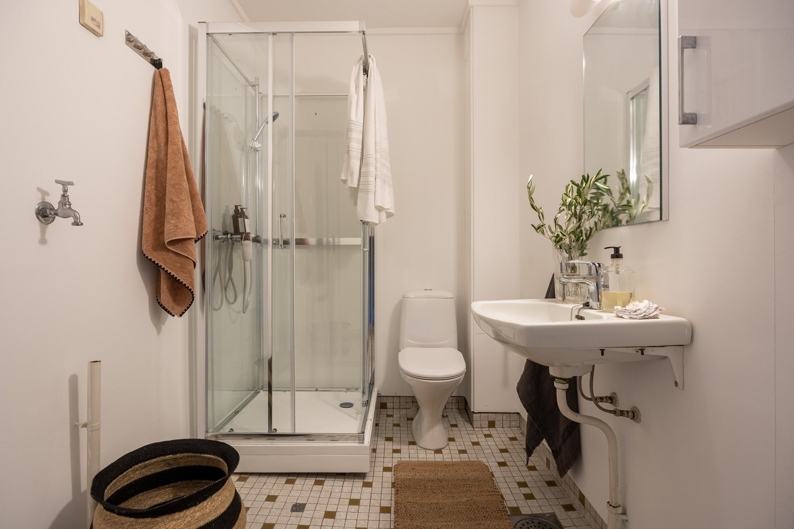 Baderommet er fra byggeår og har dermed røropplegg, sluk og eventuelt tettesjikt av eldre dato. Gulvet er støpt og flislagt med varmekabler, mens veggene er malte. Galleribilde