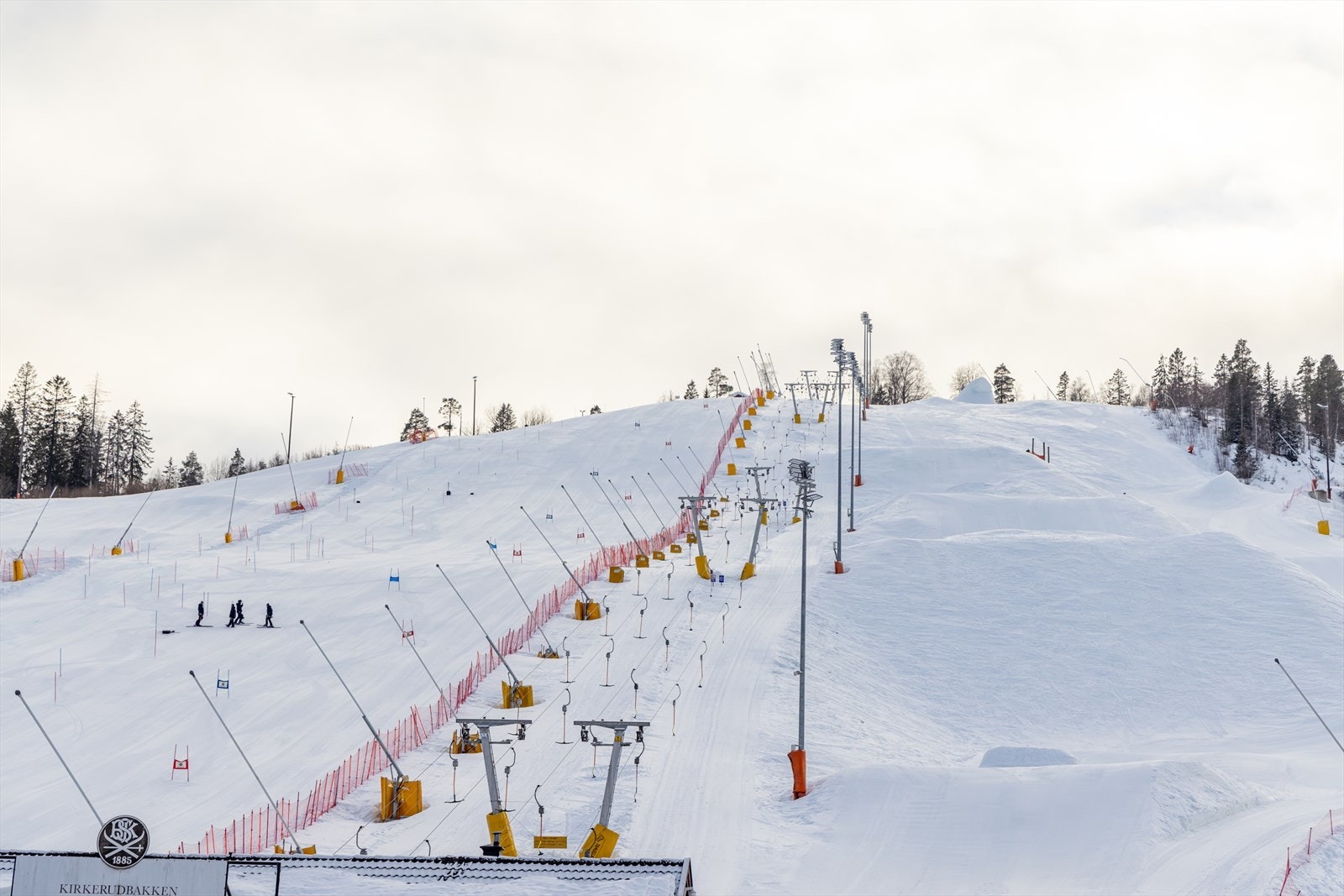 Kirkerudbakken alpinanlegg ligger i enden av blindveien. Marka med flotte turområder i umiddelbar nærhet, her bor du sentralt og like ved marka med et mangfold av løyper å gå i. Galleribilde