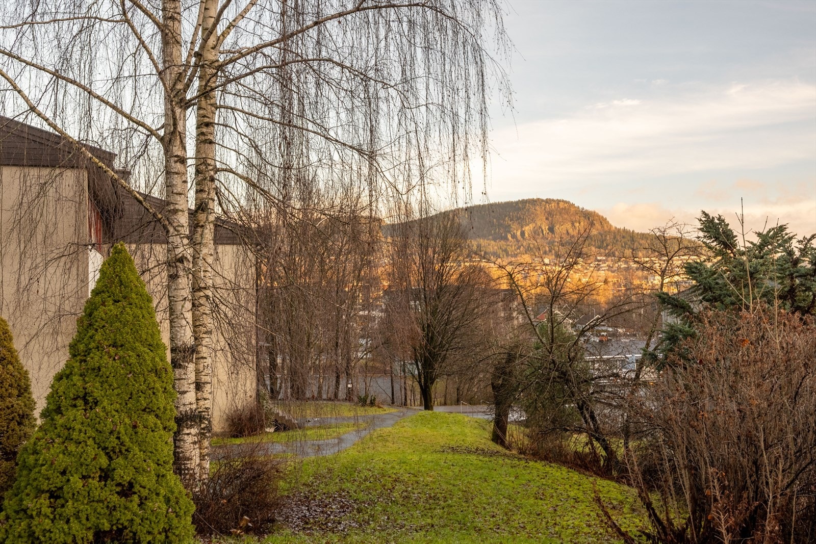 Her er det gangavstand til dagligvareforretninger, offentlig kommunikasjon og ytterligere fasiliteter og servicetilbud. I gangavstand finner du også Vøyenenga senter med bl.a. flotte matbutikker (Kiwi og Meny), frisør, Synsam, apotek og treningssenter. Galleribilde