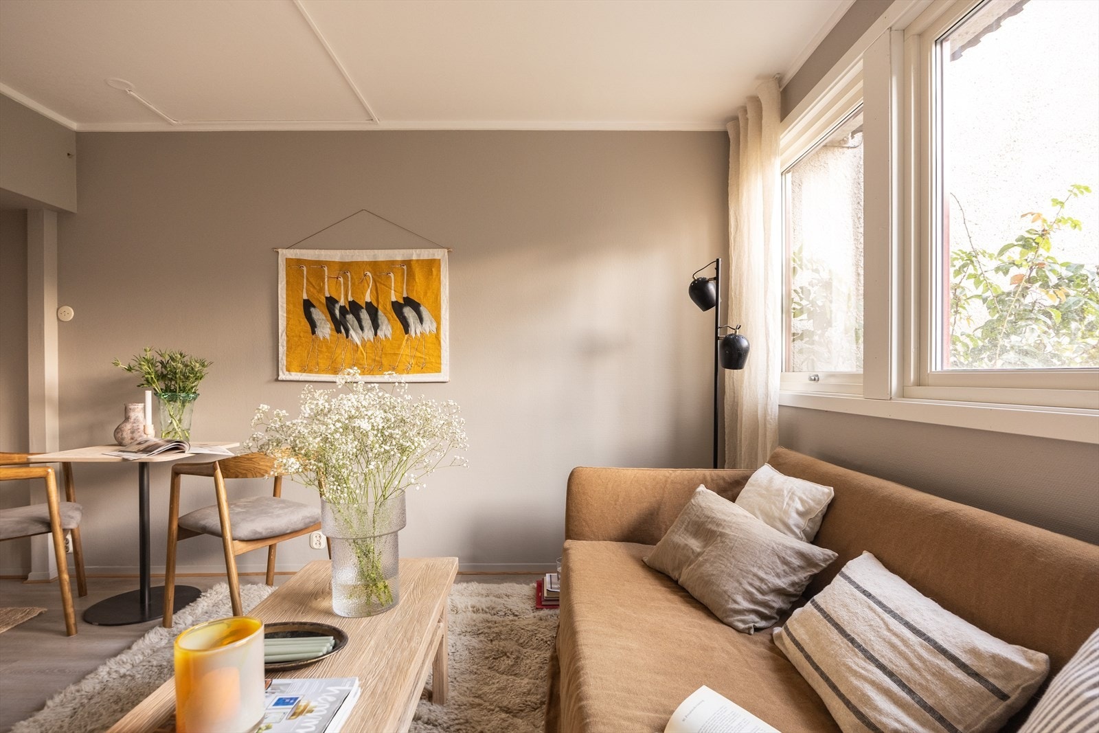 Oppholdsrommet er utformet med åpen stue- og kjøkkenløsning, som gir et samlet og praktisk rom. Galleribilde