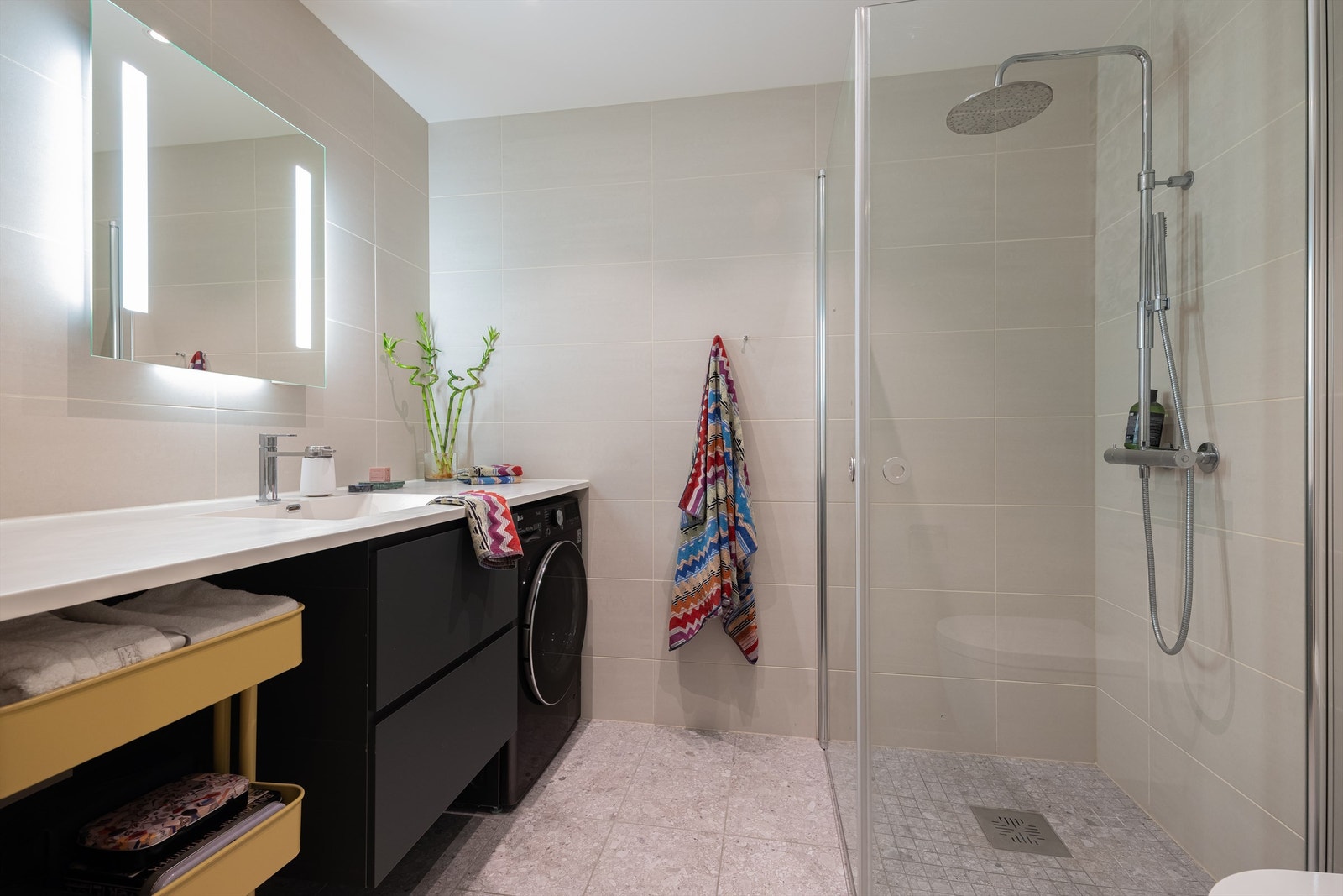 Delikat flislagt bad med varme i gulvet. Baderomsinnredningen er fra Vedal består av vegghengt servantskuffer med nedfelt servant. Galleribilde