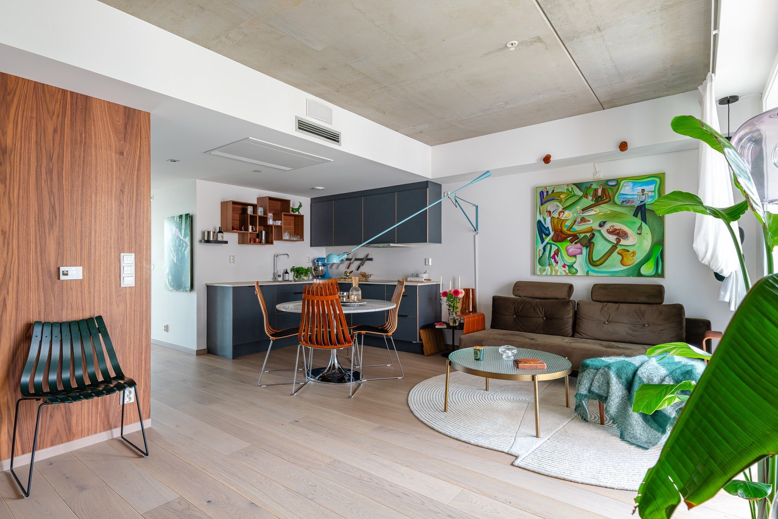 Leiligheten har blant annet en stor, åpen stue, to soverom og en herlig balkong. Foto: Chris Borowiak. Galleribilde