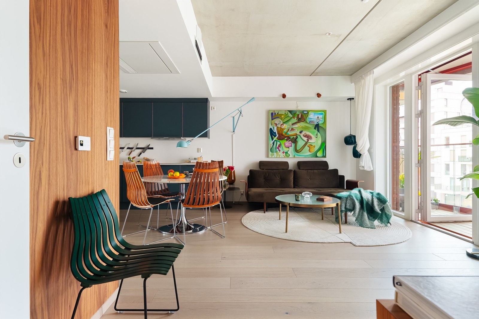 Store vindusflater sørger for rikelig med lysinnslipp og bidrar til en lys og luftig atmosfære i boligen. Foto: Chris Borowiak Galleribilde