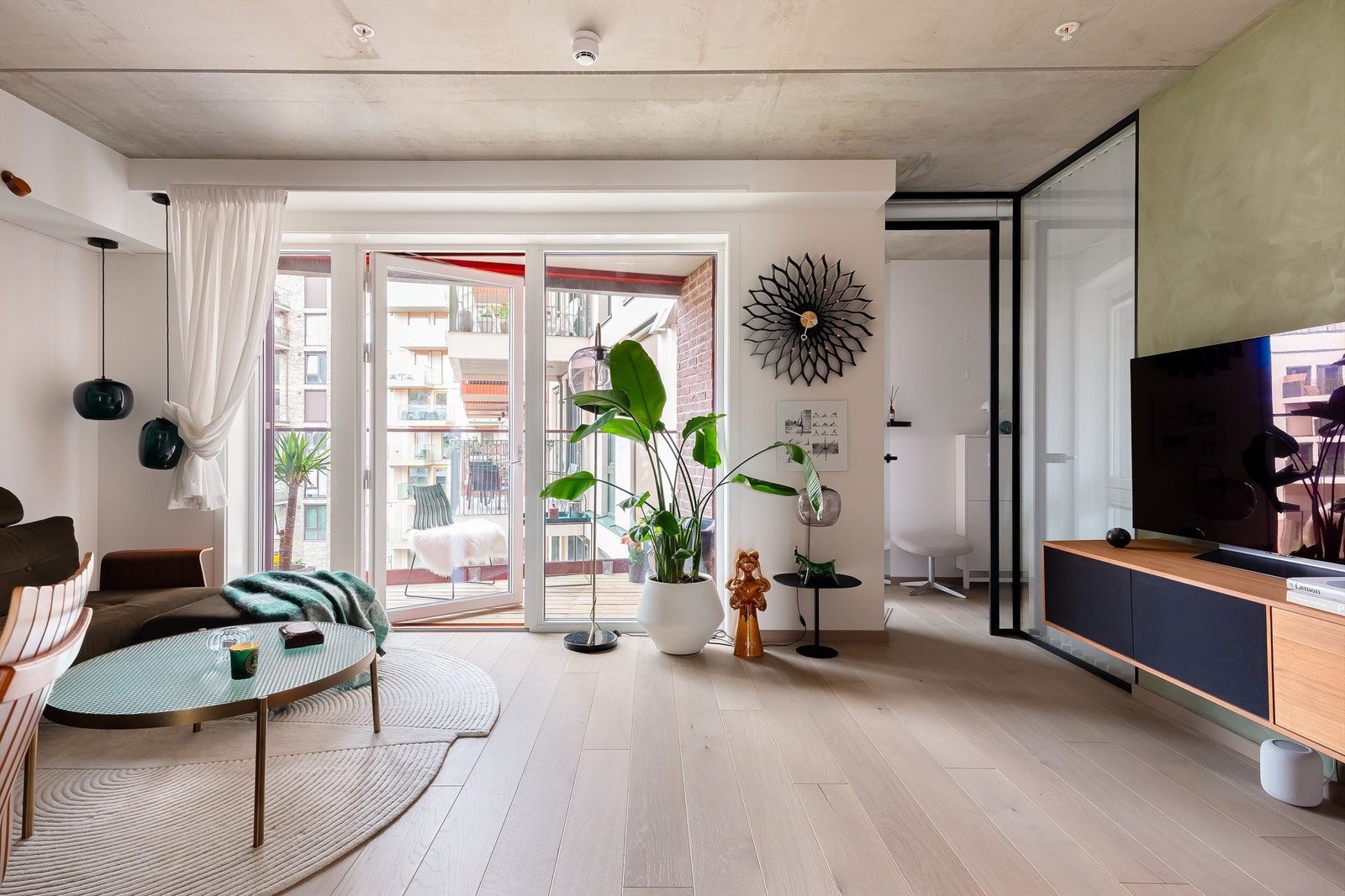 Fra stuen er det utgang til boligens balkong. Galleribilde