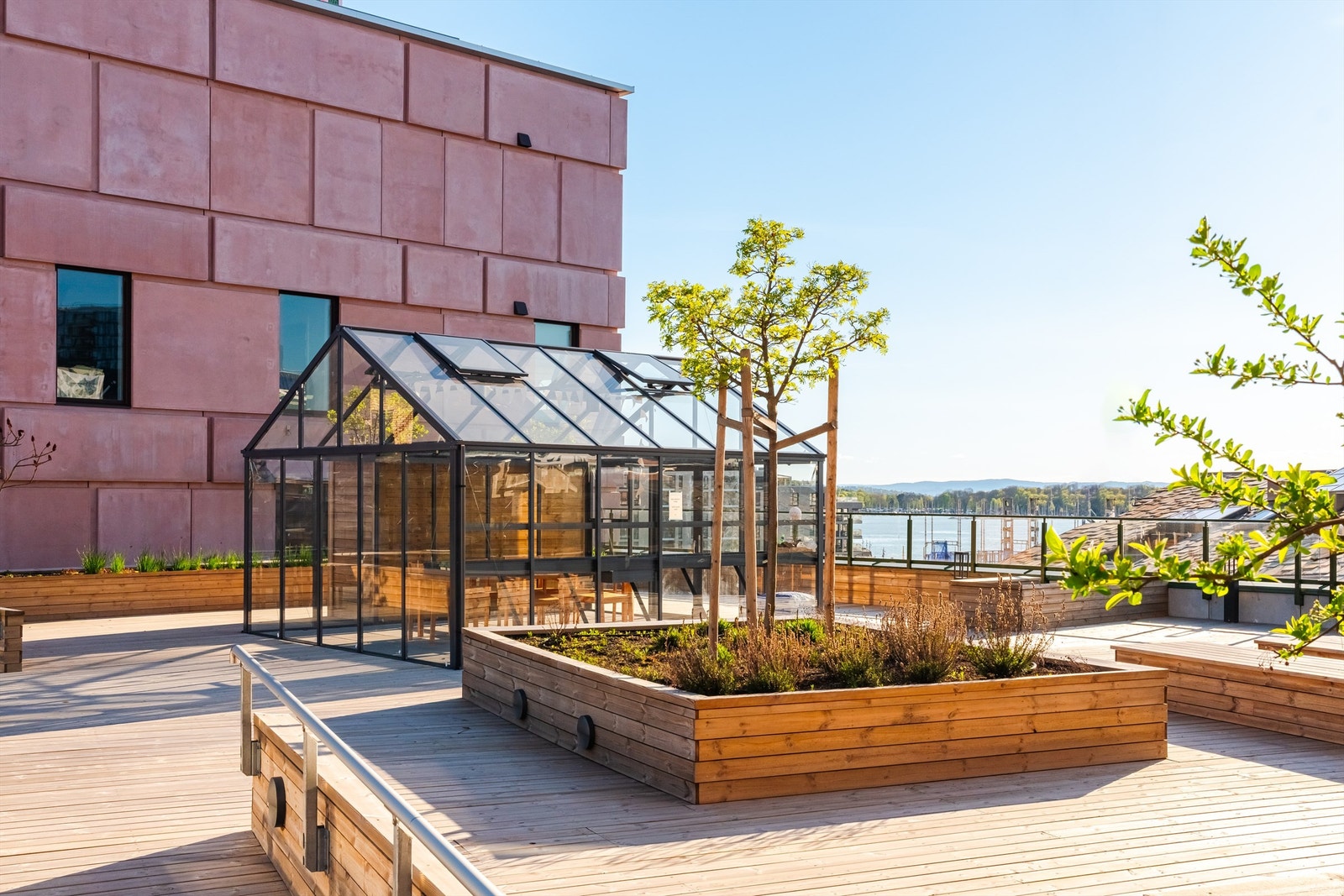 Lekker felles takterrasse med en rekke sittegrupper. Det praktiske glasshuset gjør at takterrassen også kan nytes ved regndager. Galleribilde