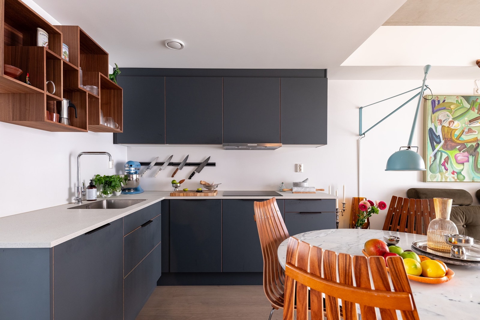 Moderne og funksjonelt kjøkken fra HTH. Kjøkkenet er holdt i en sosial åpen løsning mot stuen, der du har god kommunikasjon med gjestene mens middagen lages. Galleribilde