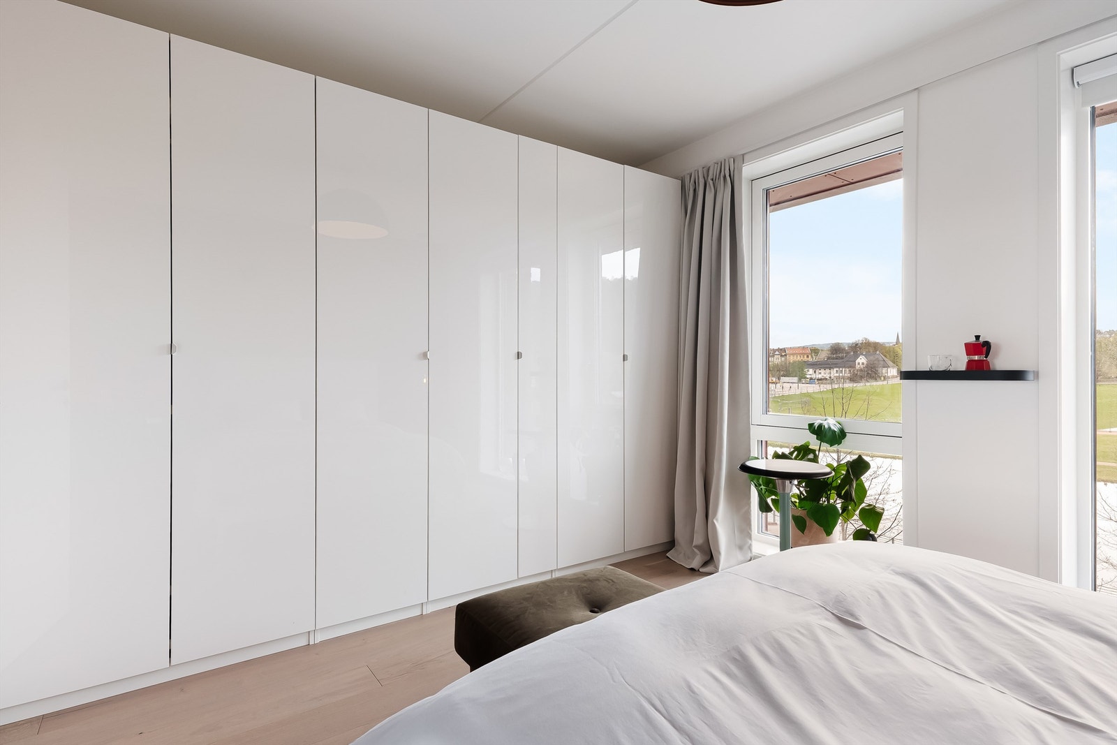 Det er rikelig med oppbevaringsplass i et svært romslig garderobeskap. Galleribilde