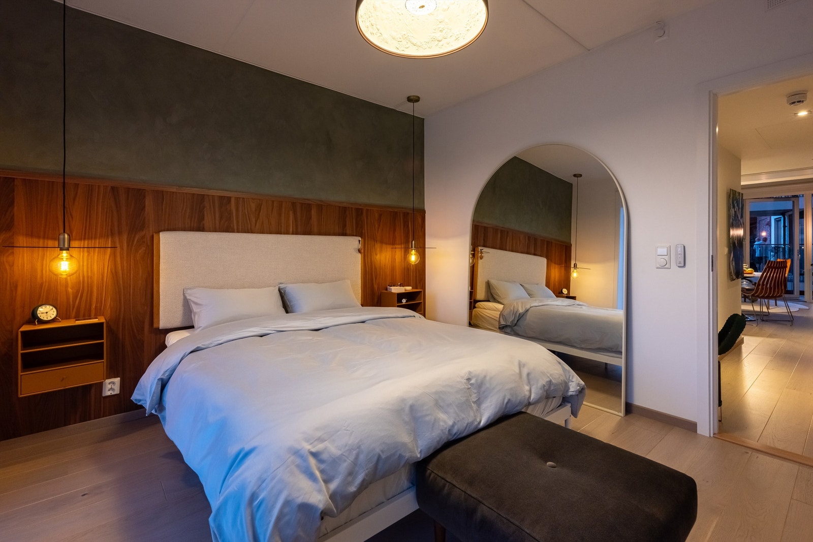 Lekre nattbordslamper som gir en lun atmosfære. Galleribilde