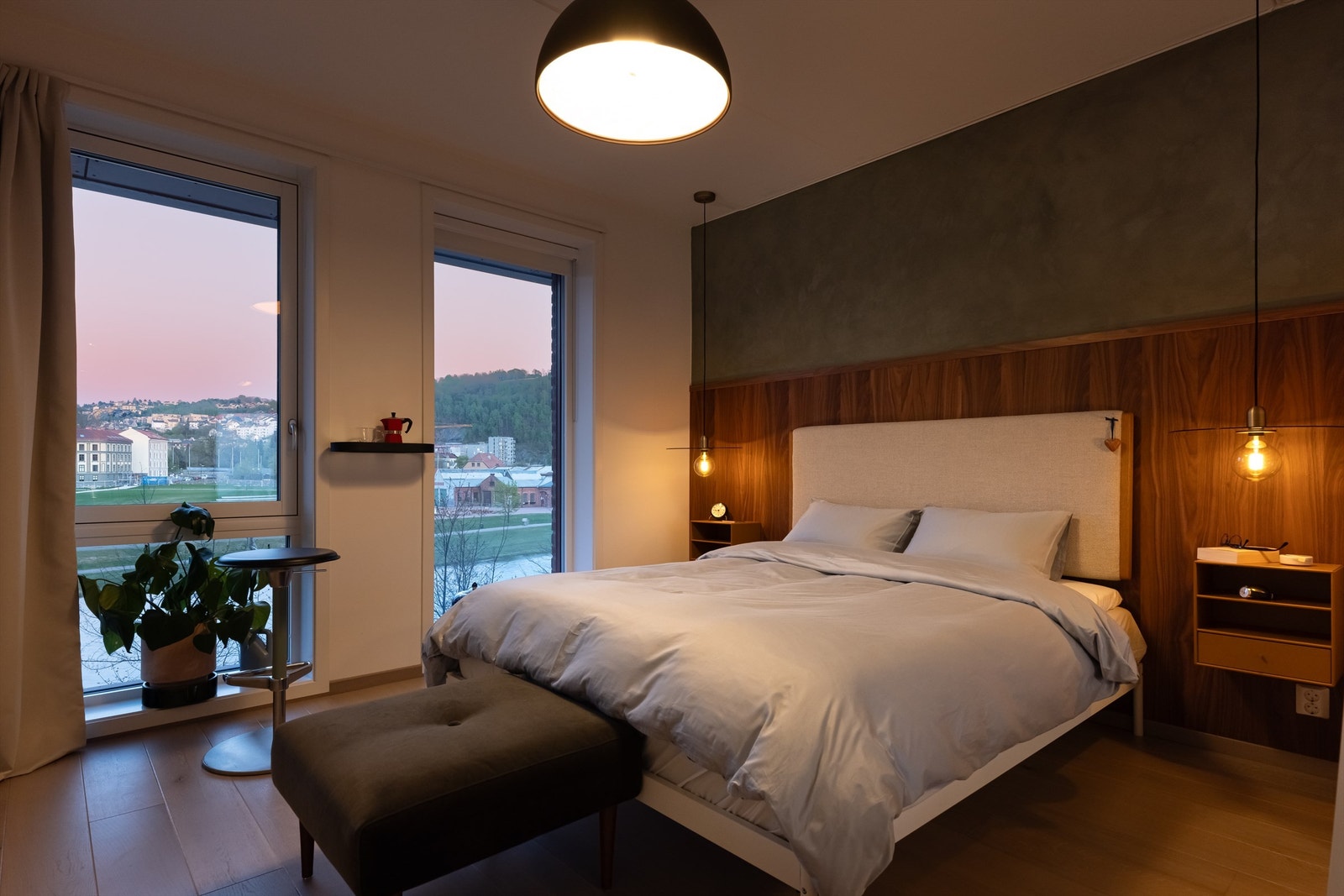 Rommet er holdt i duse og behagelige nyanser - perfekte for soverommet. Galleribilde