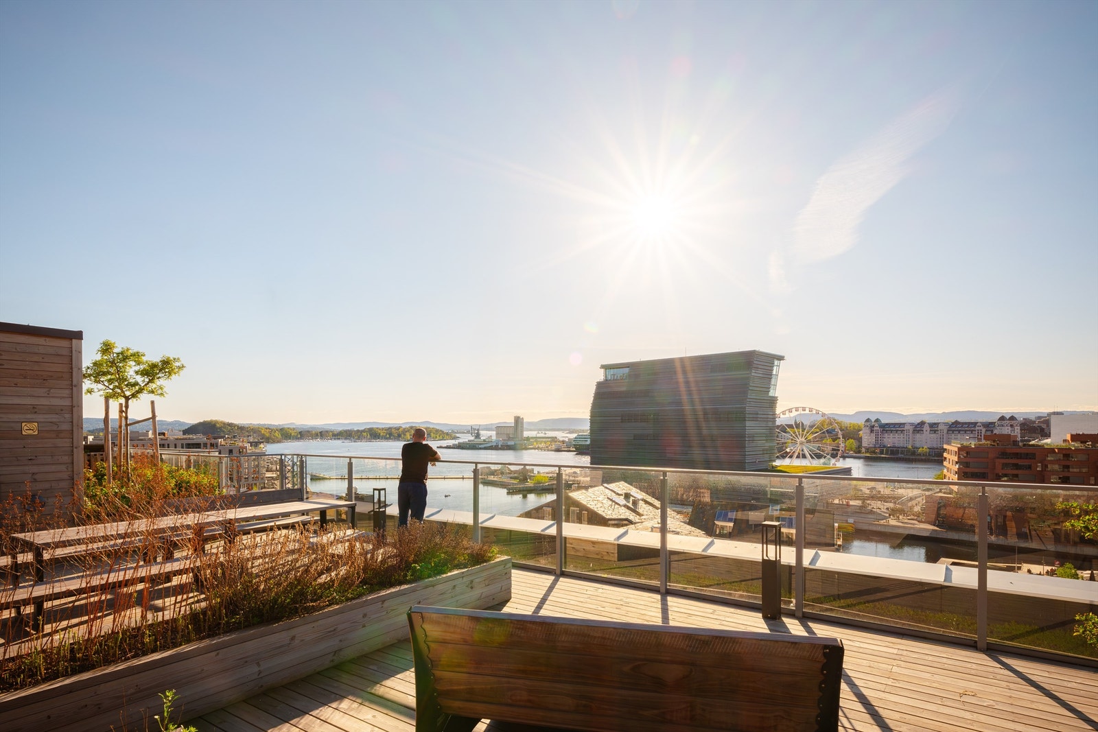 Her kan solen nytes fra morgen til kveld mens du nyter en fantastisk fjordutsikt! Galleribilde