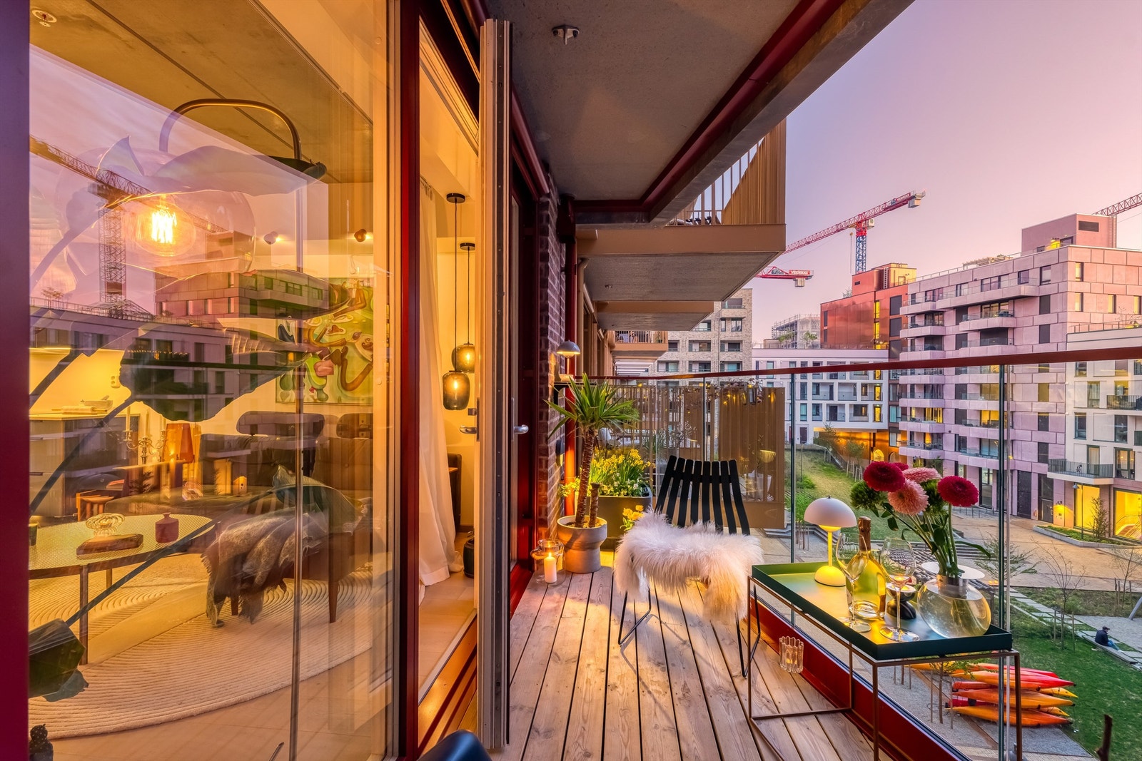 Balkongen vender mot vest og er på ca. 5 kvm. Galleribilde