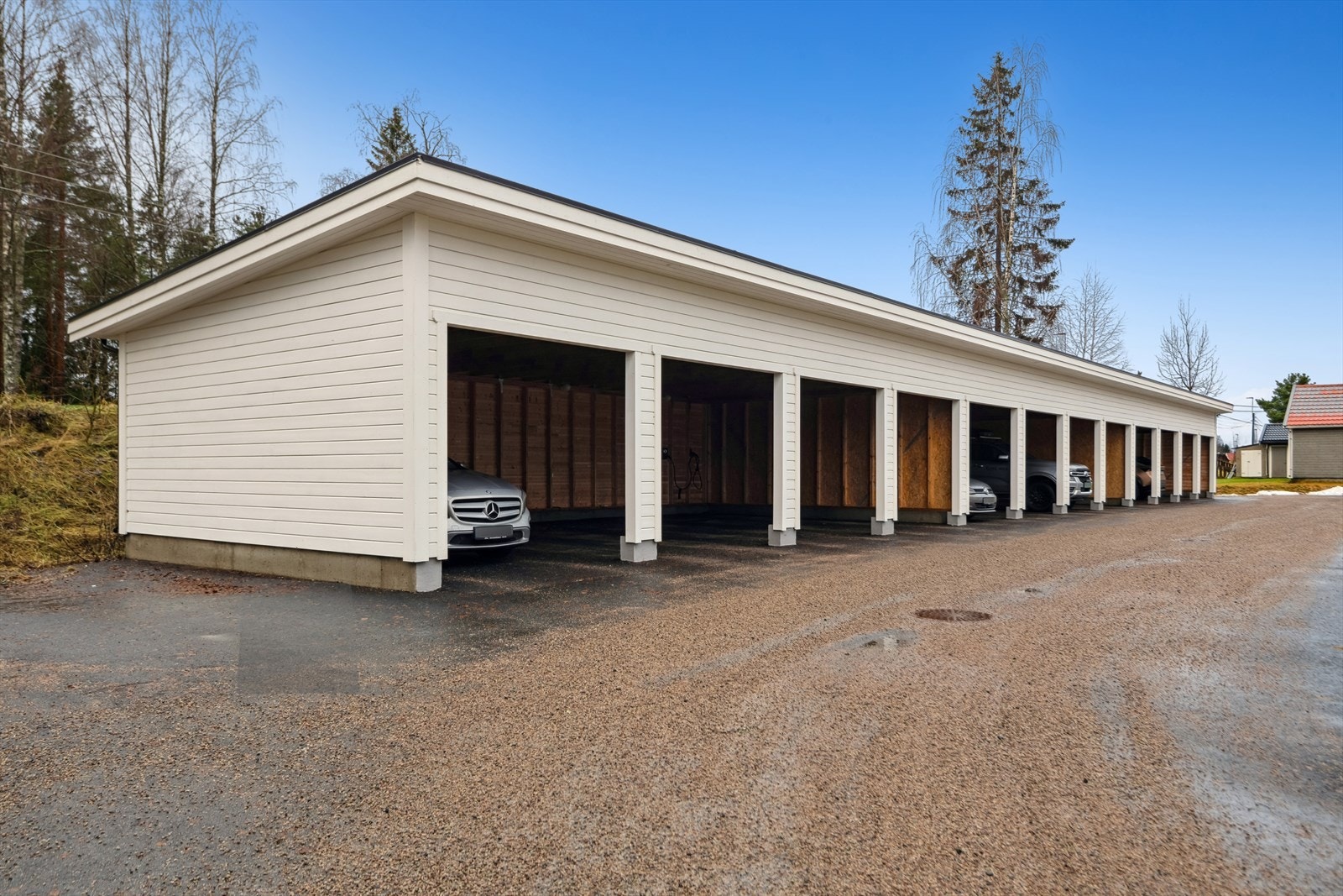 Parkeringsplass i felles carportanlegg Galleribilde
