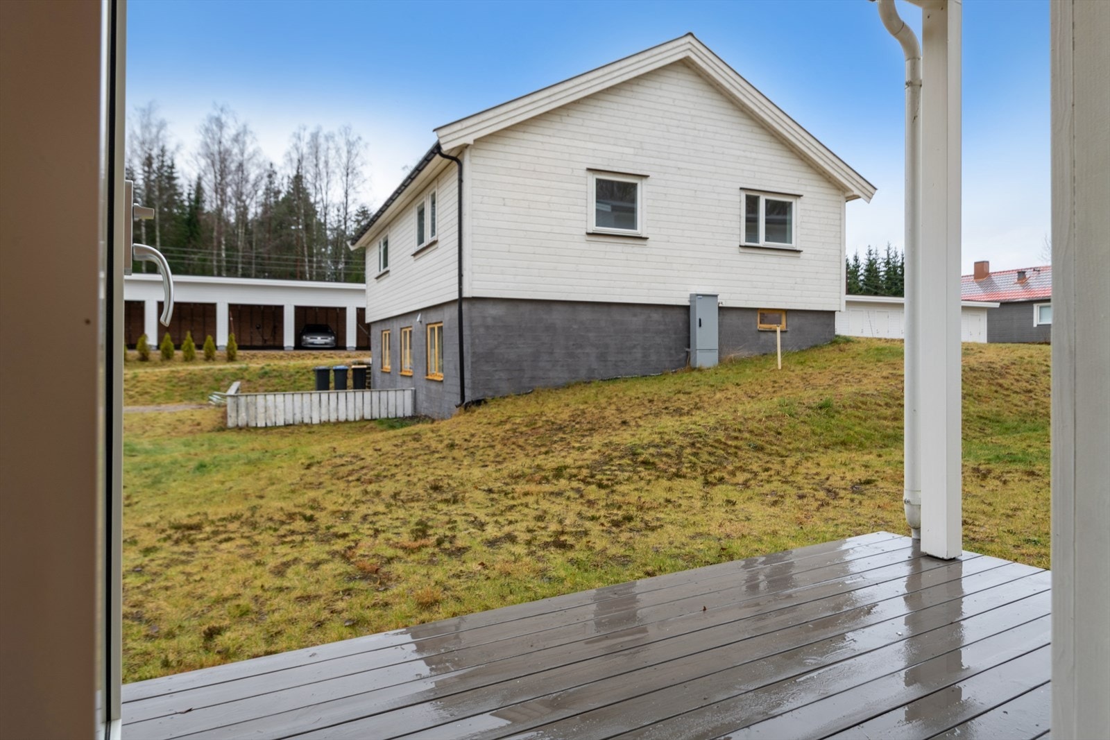 Fra stuen er det utgang til solrik platting Galleribilde