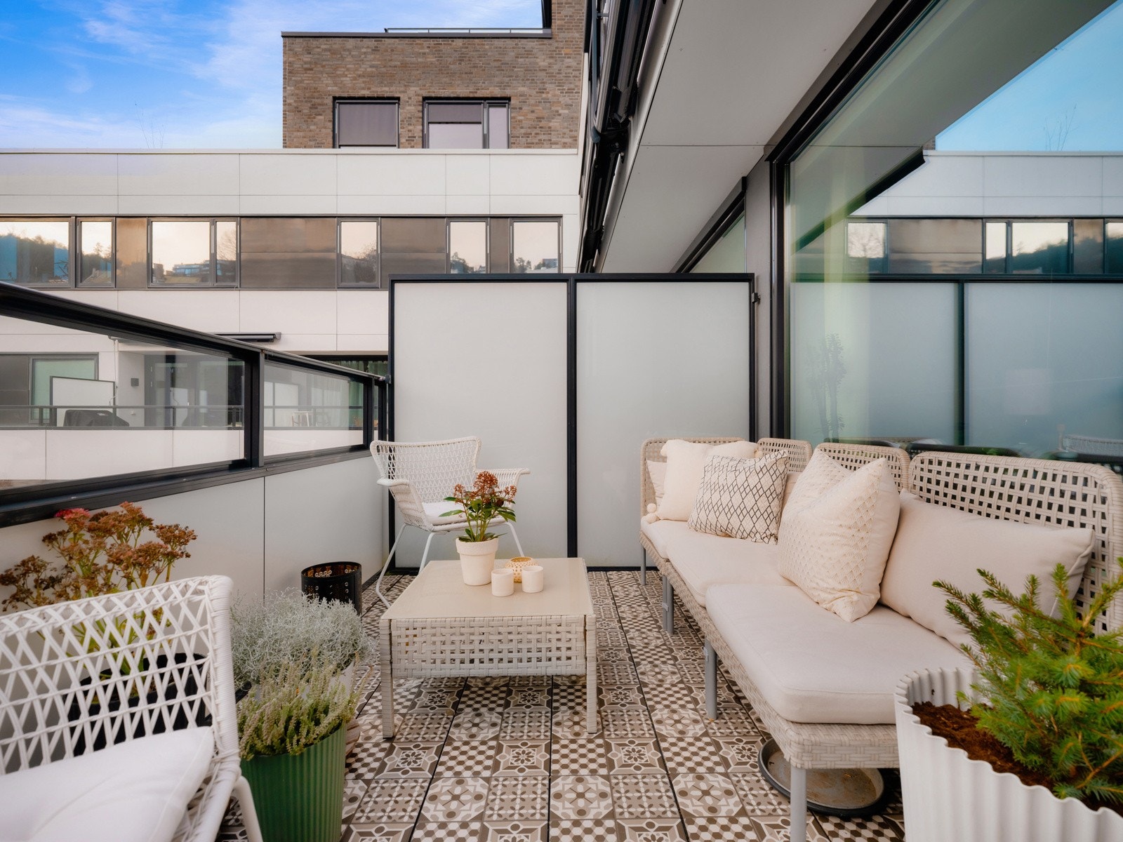 Her er det god plass til utemøbler, og fungerer som en forlengelse av stuen på varme dager. Galleribilde