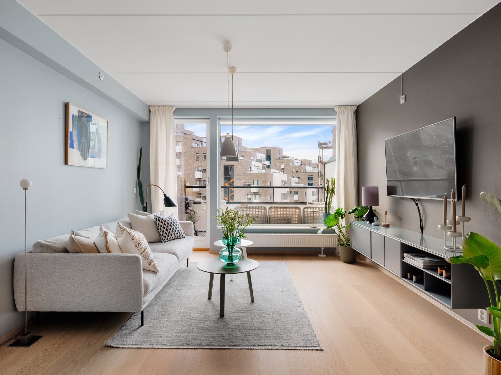 Stuen har god plass til sofagruppe og øvrig møblement, og rommets utforming gjør det enkelt å innrede etter egne preferanser. Galleribilde