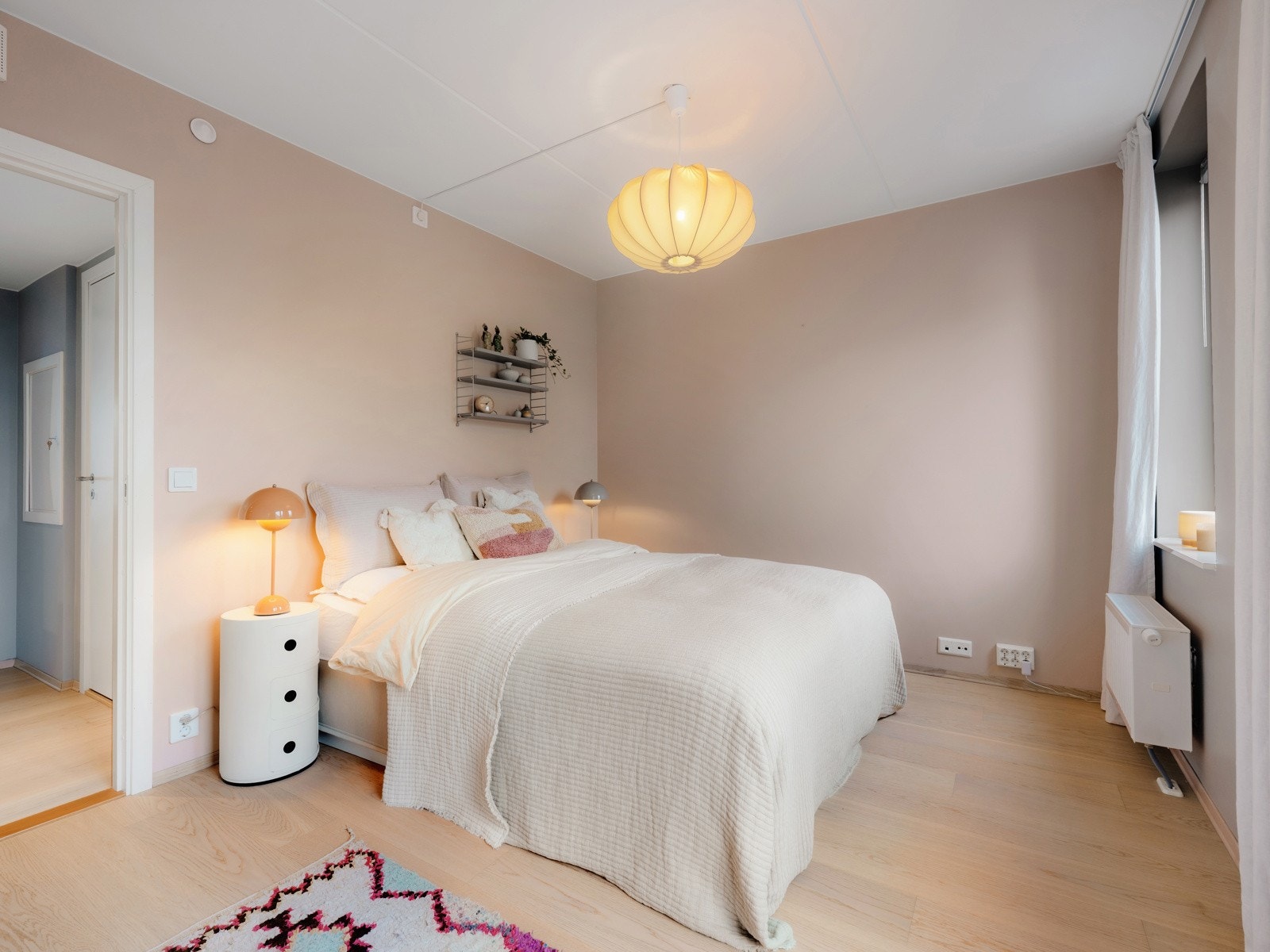 Soverommet er svært romslig og har god plass til dobbeltseng, nattbord og øvrig møblement. Galleribilde