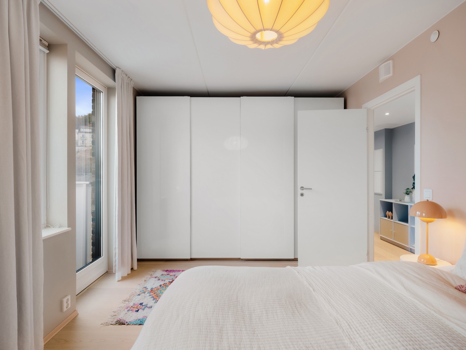 Garderobeløsning med skyvedører, som gir rikelig med oppbevaringsplass. Galleribilde