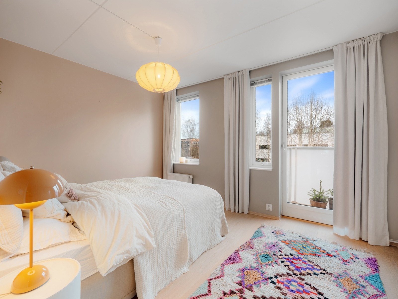 Fra soverommet er det utgang til en liten luftebalkong, perfekt for en kopp kaffe eller for å slippe inn frisk luft. Galleribilde