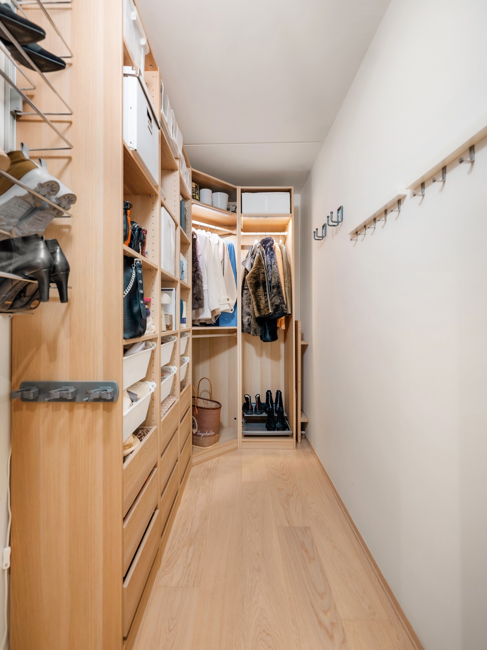 Boligen har en praktisk innvendig bod/walk-in som er innredet med et funksjonelt hyllesystem. Galleribilde