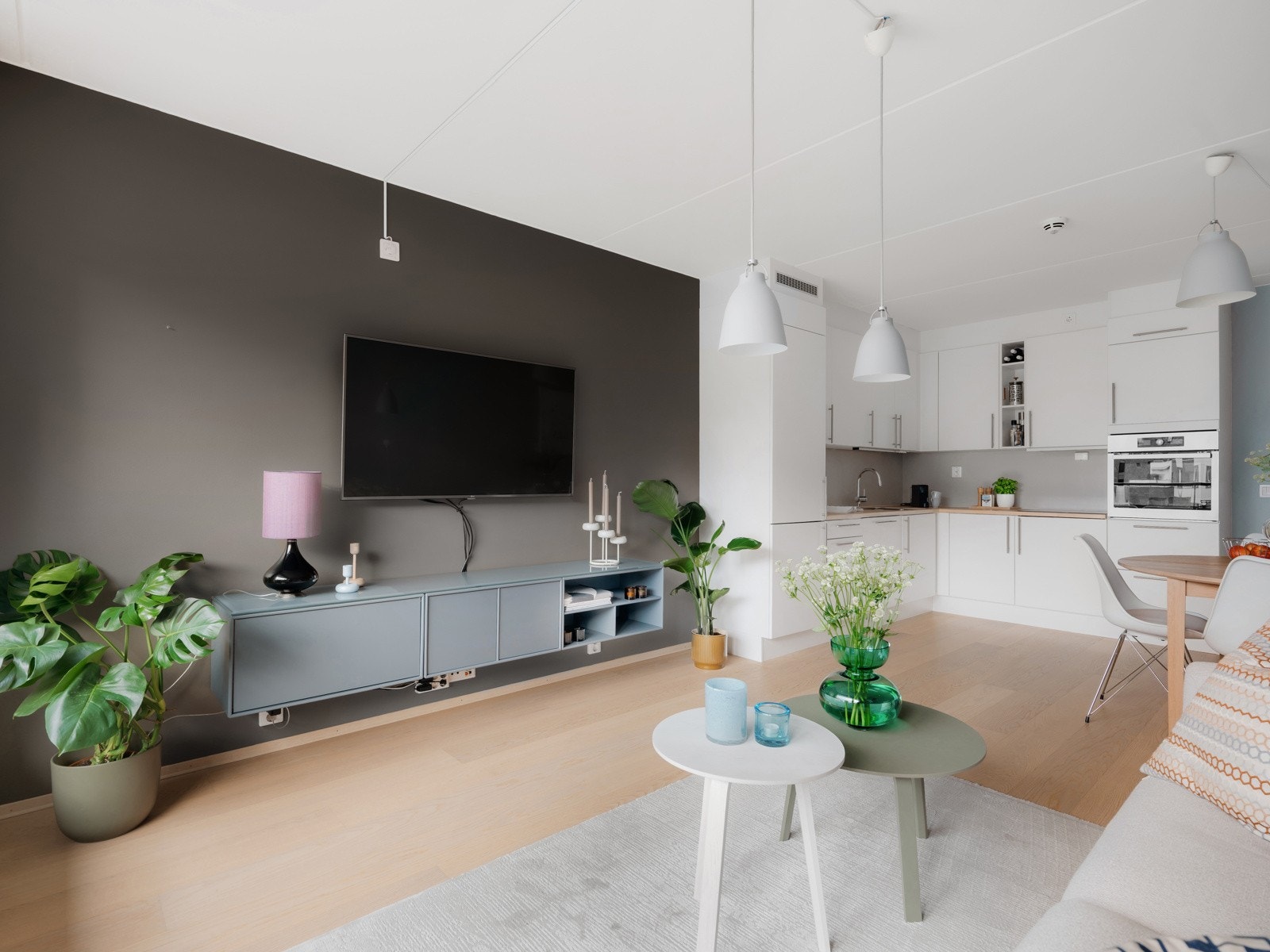 En lys og gjennomgående 2-roms leilighet i et moderne bygg fra 2016, med to balkonger og opsjon på garasjeplass i garasjekjelleren. Galleribilde