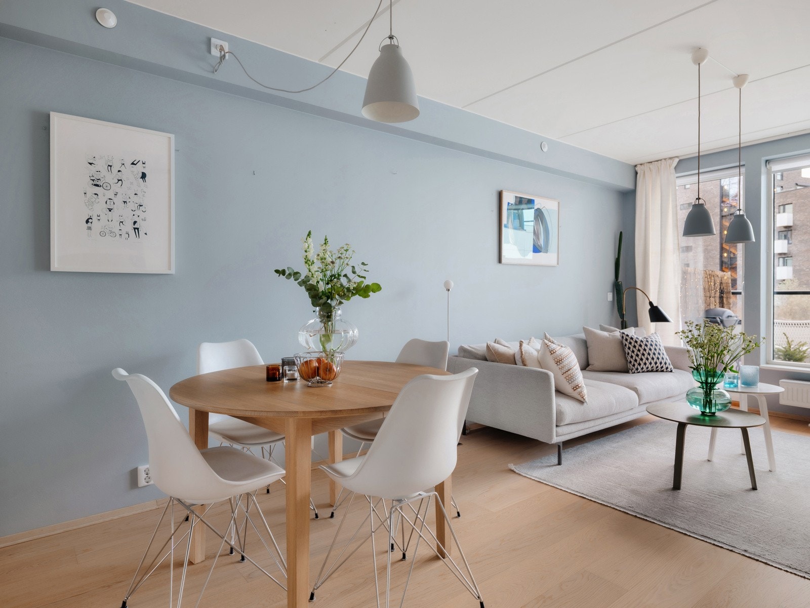 Gulvet har 1-stavs parkett, og veggene er nylig malt i delikate fargetoner. Det er montert innvendige rullegardiner på stuevindu og balkongdør, spesialbestilt fra Villamarkisen. Galleribilde