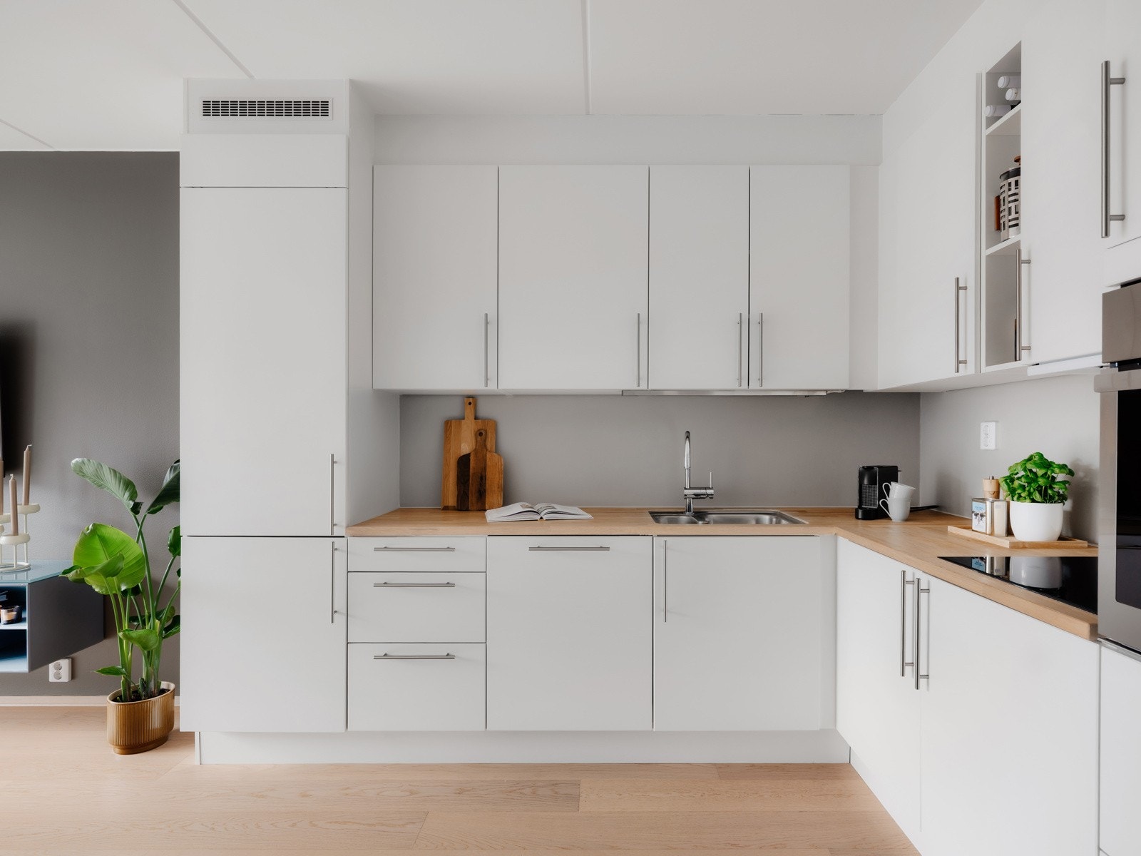 Det er godt med både skap- og benkeplass, og kjøkkenet er utstyrt med integrerte hvitevarer, inkludert oppvaskmaskin. Galleribilde