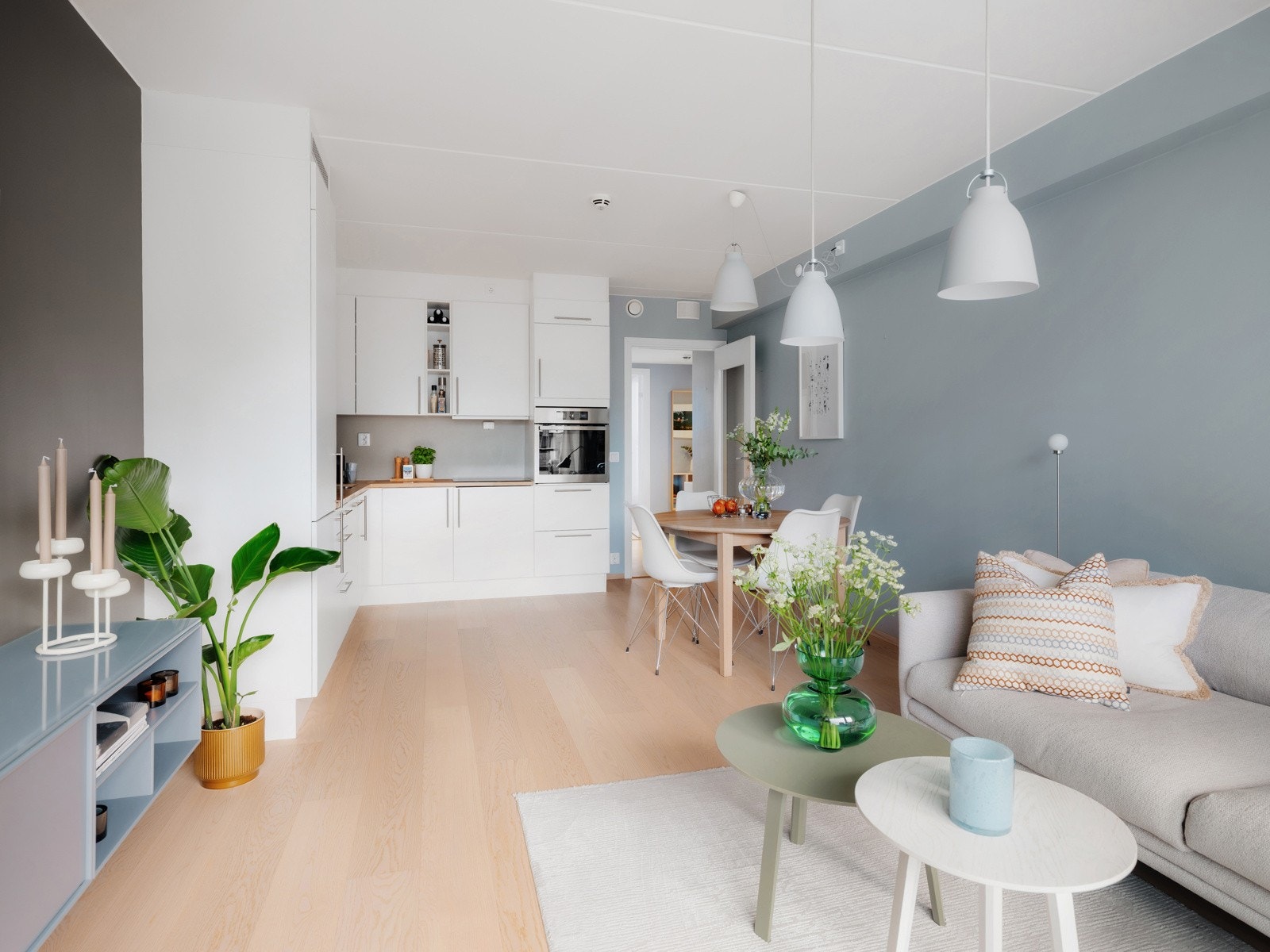 Spisestuen får sin naturlige plassering mellom stuen og kjøkkenet, og her er det enkelt å være sosial med gjestene mens maten tilberedes. Galleribilde