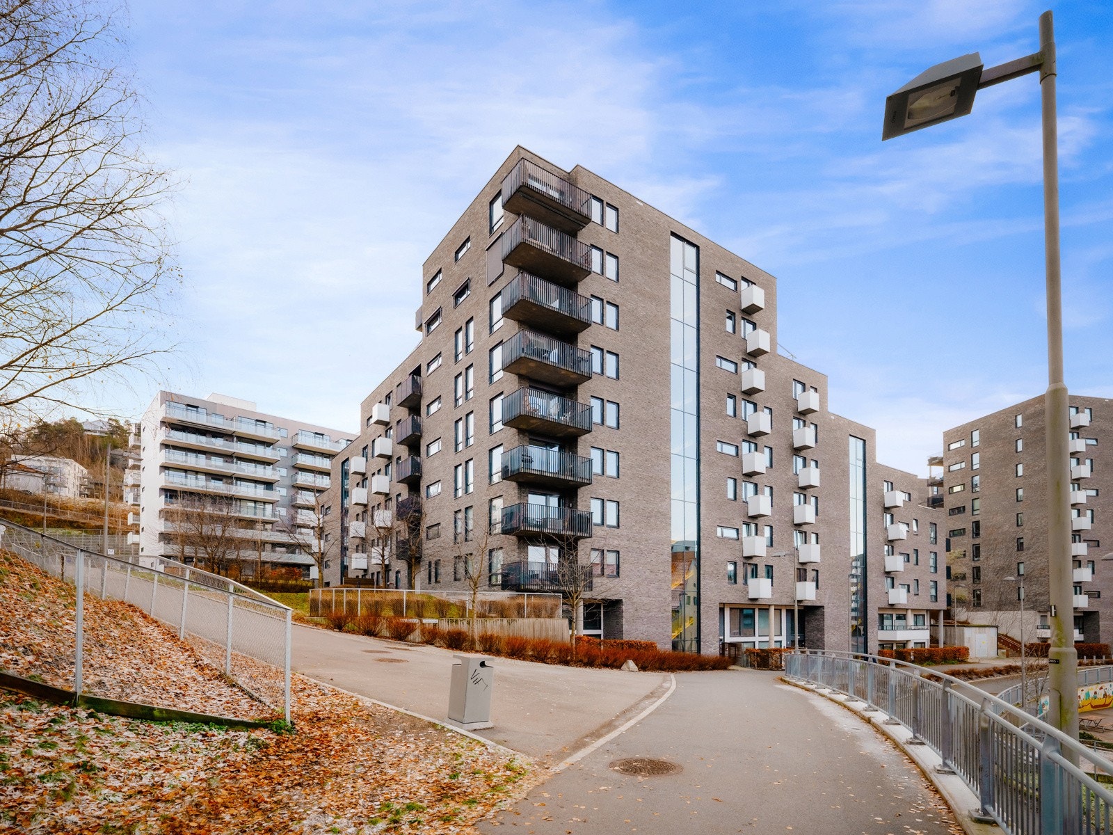 Leiligheten ligger svært stille og fredelig til, uten trafikkstøy fra vei. Galleribilde