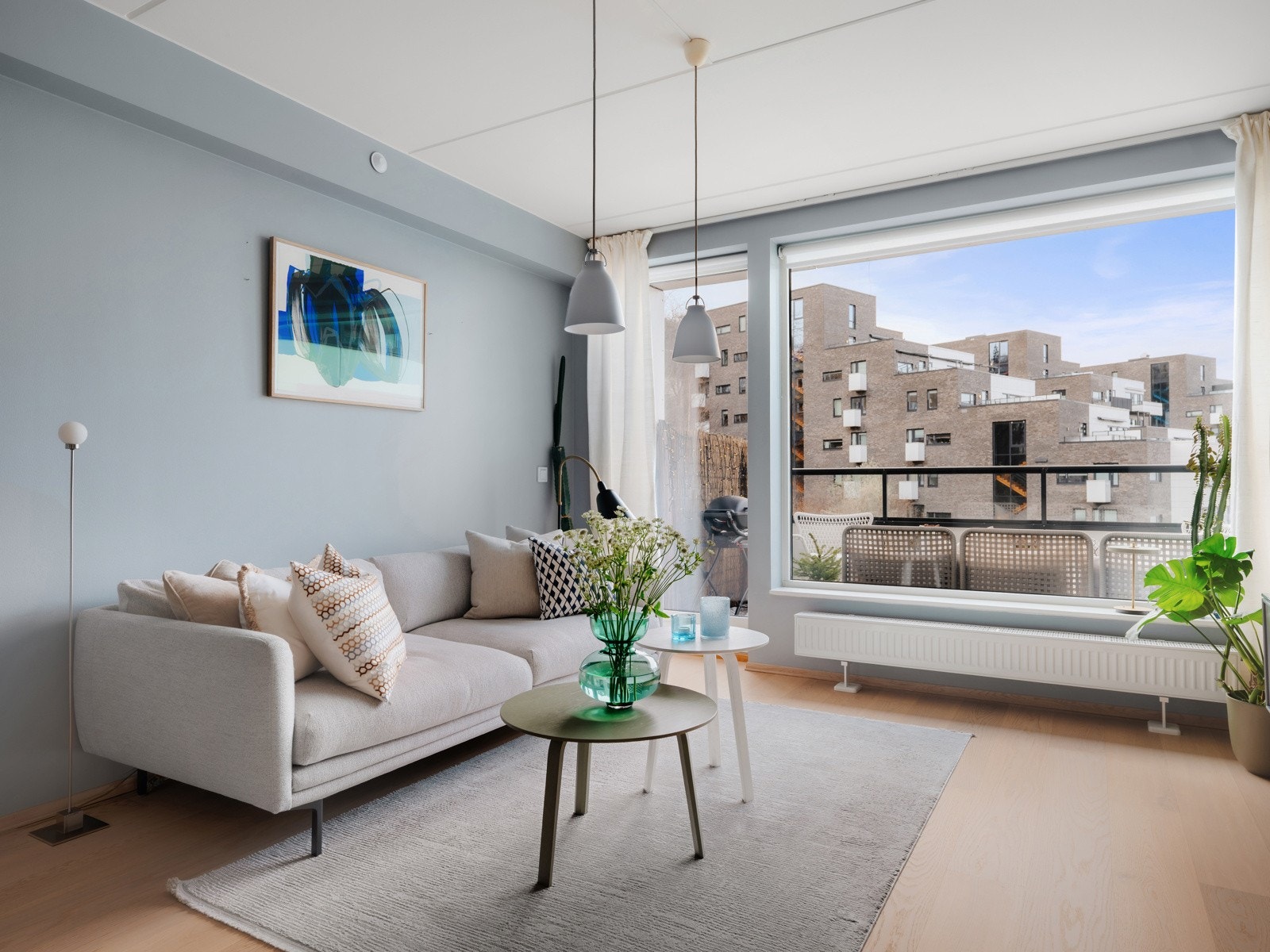 Fra stuen er det utgang til en romslig balkong på ca. 8 kvm, med ettermiddagssol fra ca. kl. 13 til ca. kl. 20. Galleribilde