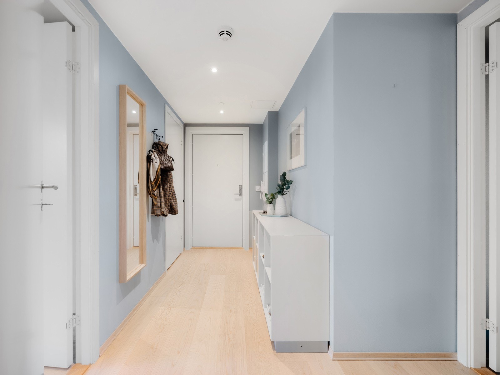 Entréen er lys og romslig, med god plass til garderobeskap, knaggrekke og skohylle. Galleribilde