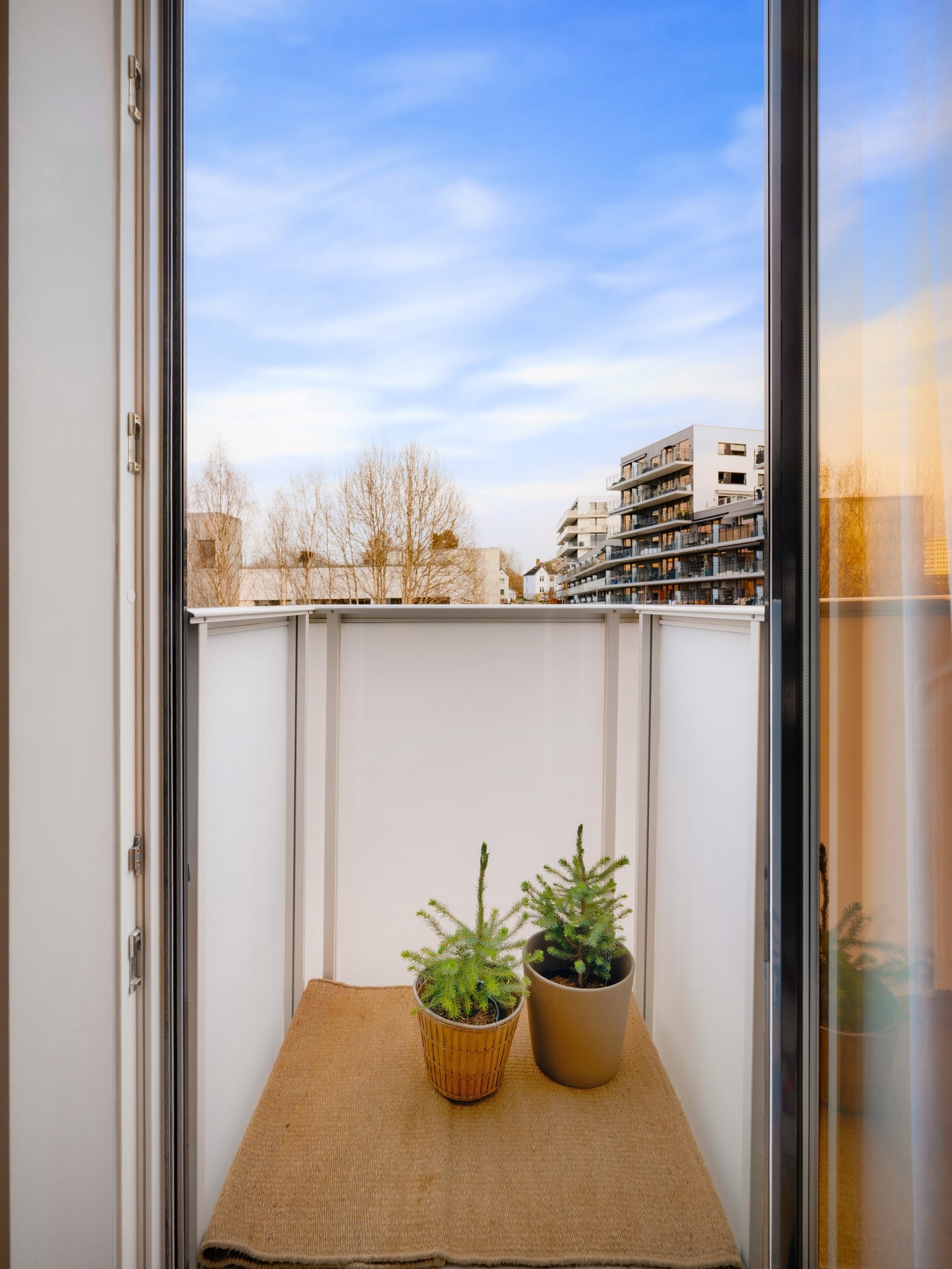 Balkongen har morgensol, og utsynet er fritt uten innsyn fra naboer. Galleribilde