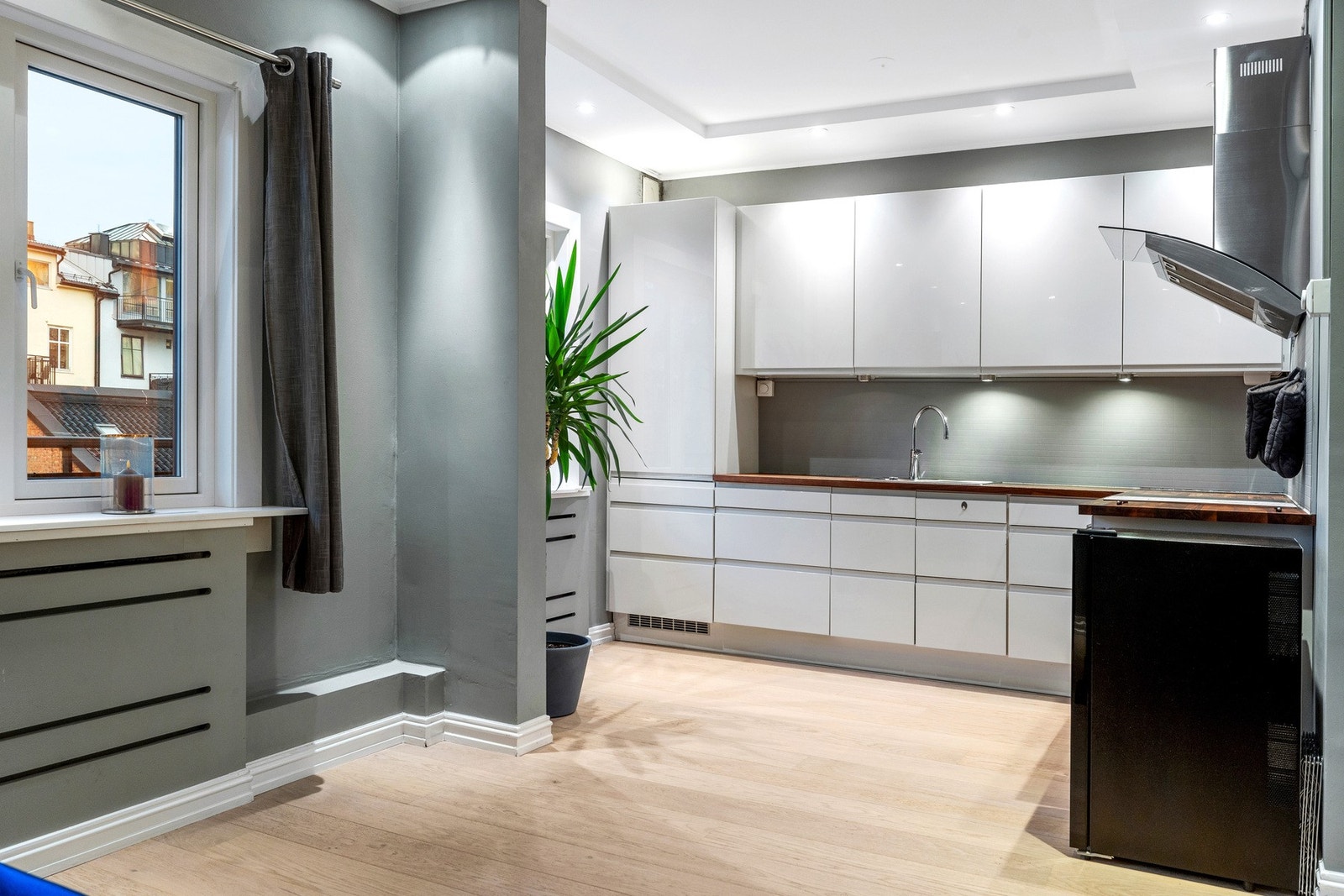 Planløsningen gir gode muligheter for å etablere soverom på dagens kjøkken og flytte kjøkkenløsningen ut i stuen. Galleribilde