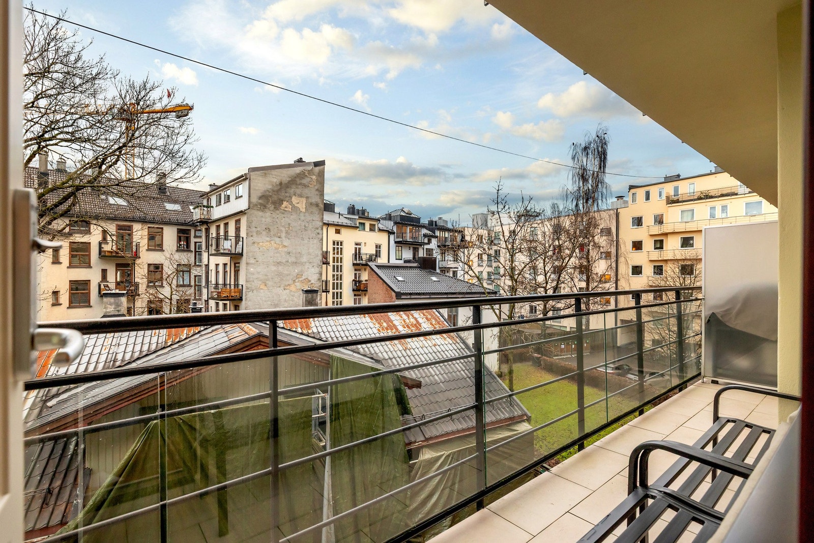 Fra balkongen har du hyggelig utsikt mot bakgården. Galleribilde