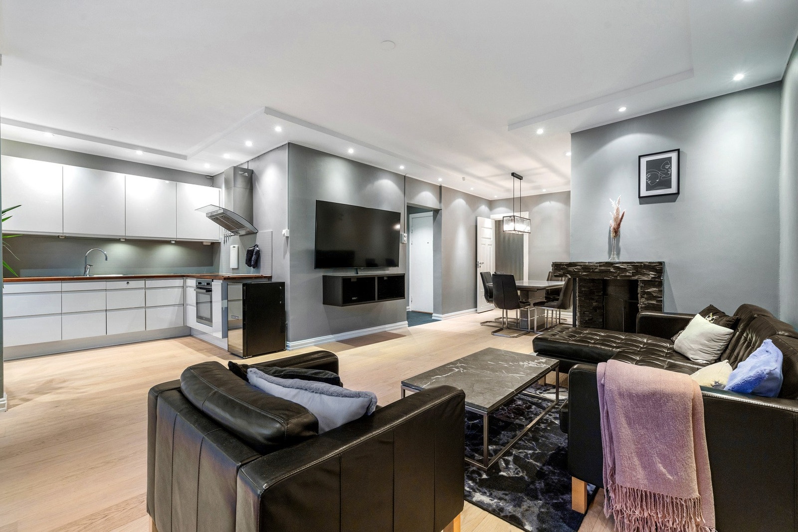 Rommet har en åpen og sosial løsning mot både kjøkken og spisestue. Galleribilde