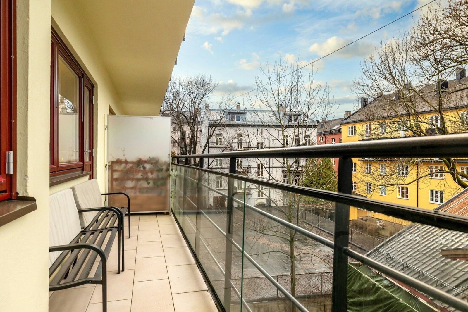 Her har du plass til et lite kafébord med stoler, perfekt for morgenkaffen. Galleribilde