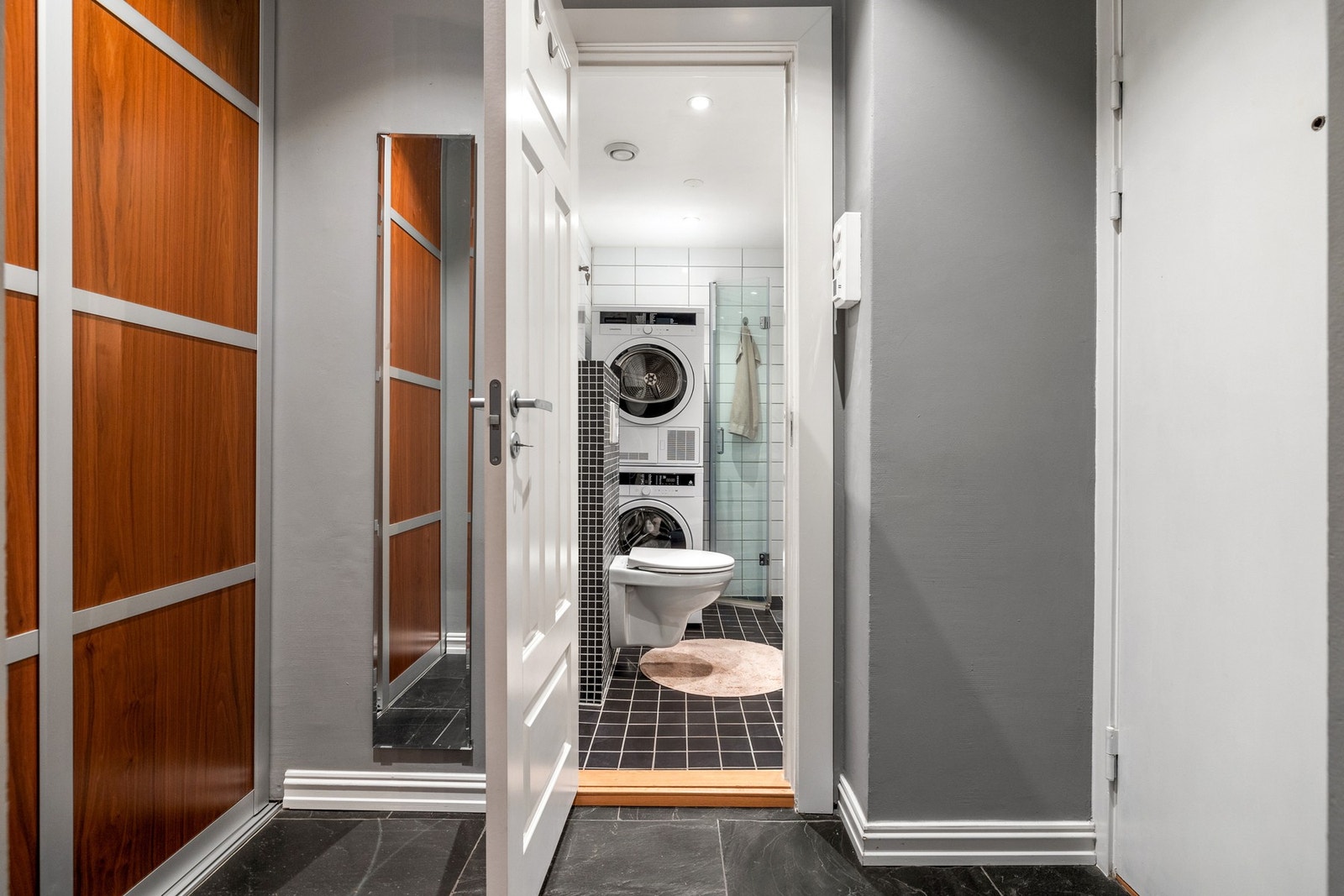 Entréen er innbydende og praktisk utformet med god plass til oppbevaring av yttertøy og sko. Galleribilde