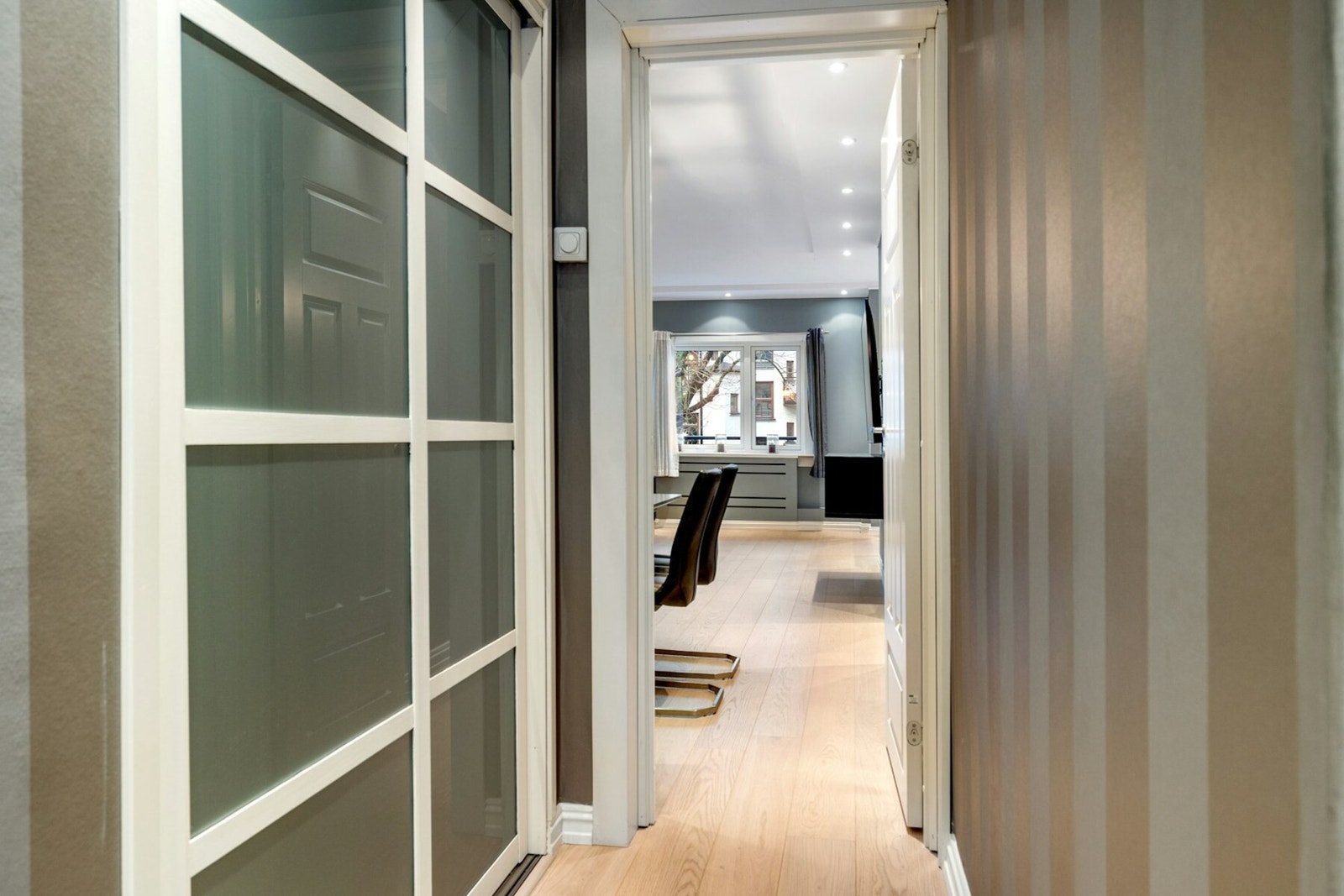 Praktisk skyvedørsgarderobe med rikelig oppbevaringsplass Galleribilde