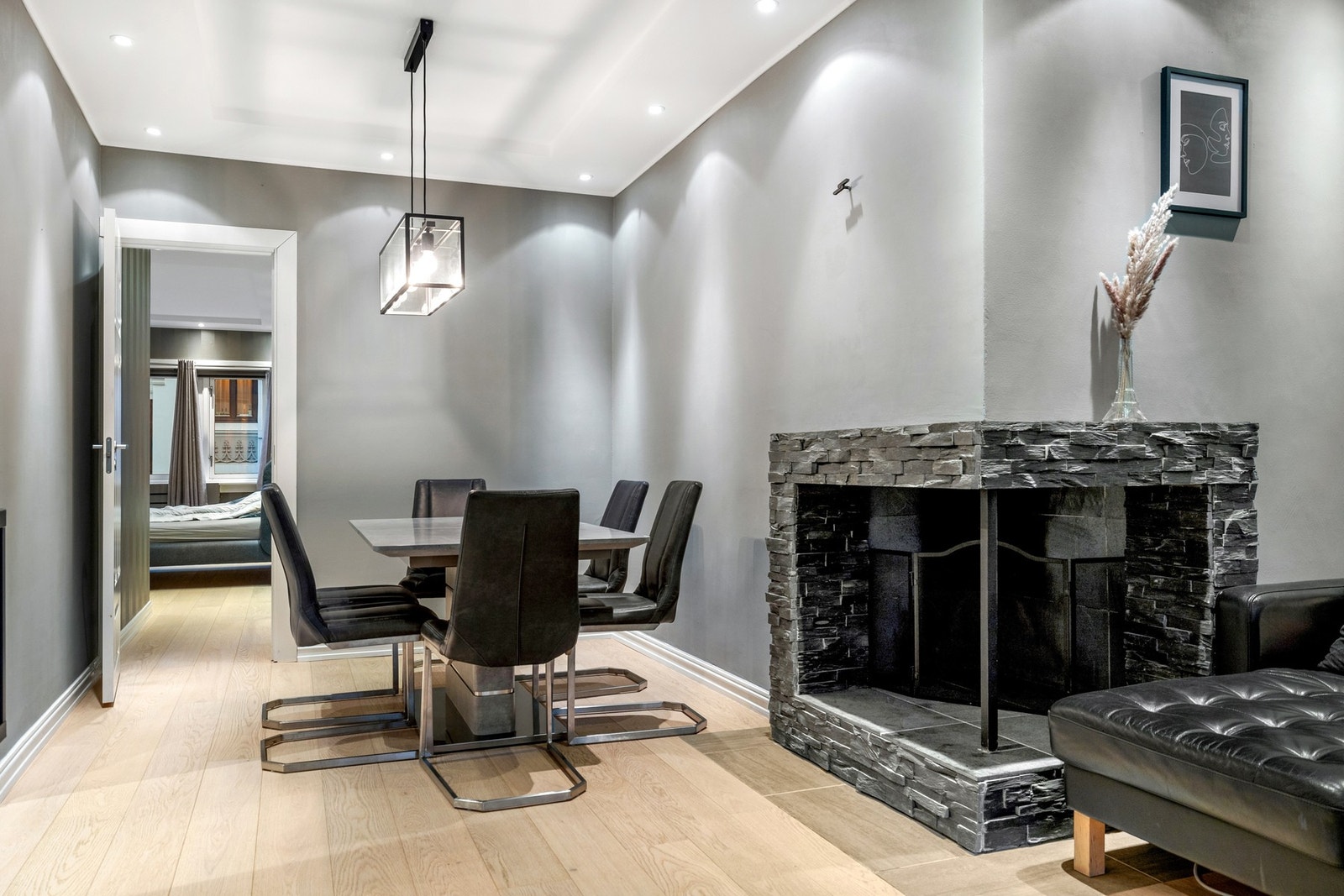 Den åpne løsningen gir en god flyt mellom oppholdsrommene og legger til rette for både hverdagsbruk og sosiale sammenkomster Galleribilde