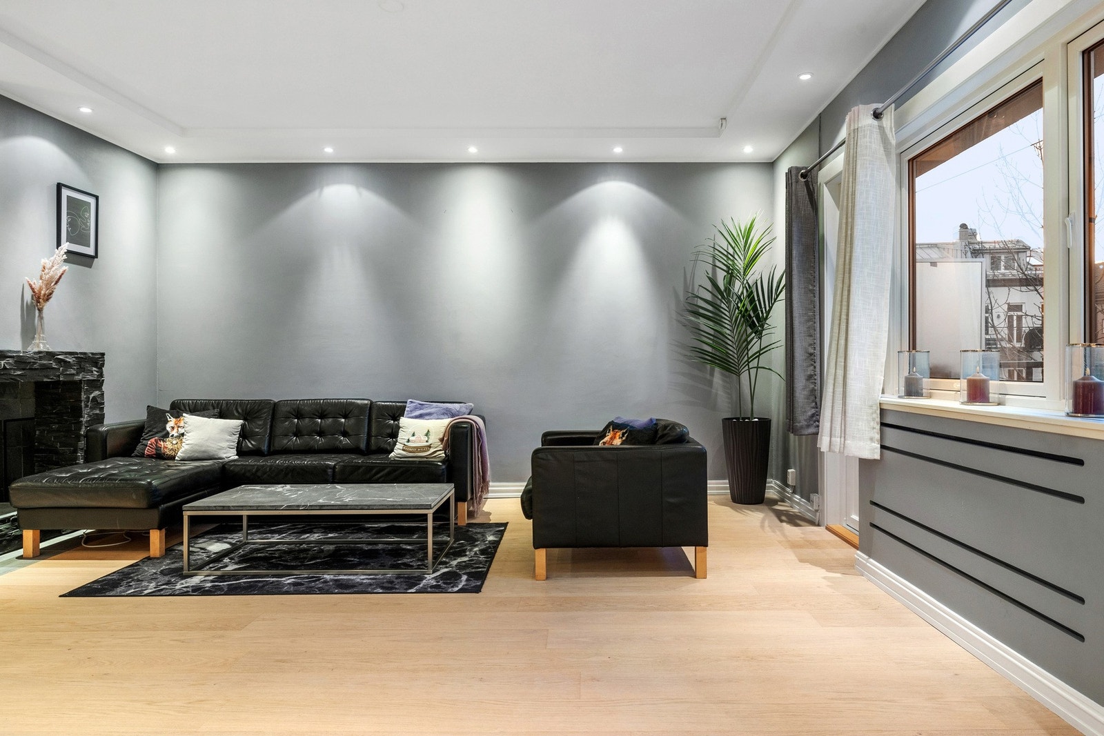 I stuen er det downlights i himlingen og store vindusflater som slipper inn rikelig med dagslys. Galleribilde