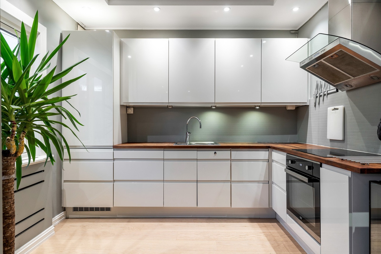 Innredningen består av hvite, glatte fronter med god skap- og benkeplass, og kjøkkenet fremstår funksjonelt med en ryddig og tidløs utforming. Galleribilde