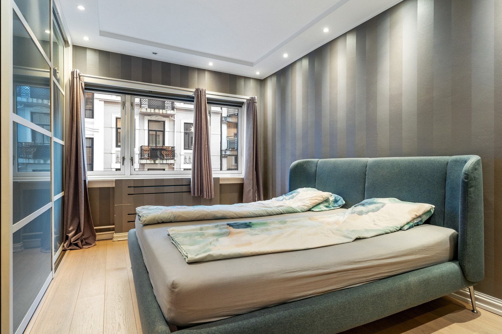 Soverommet er romslig med god plass til dobbeltseng og tilhørende møblement. Galleribilde