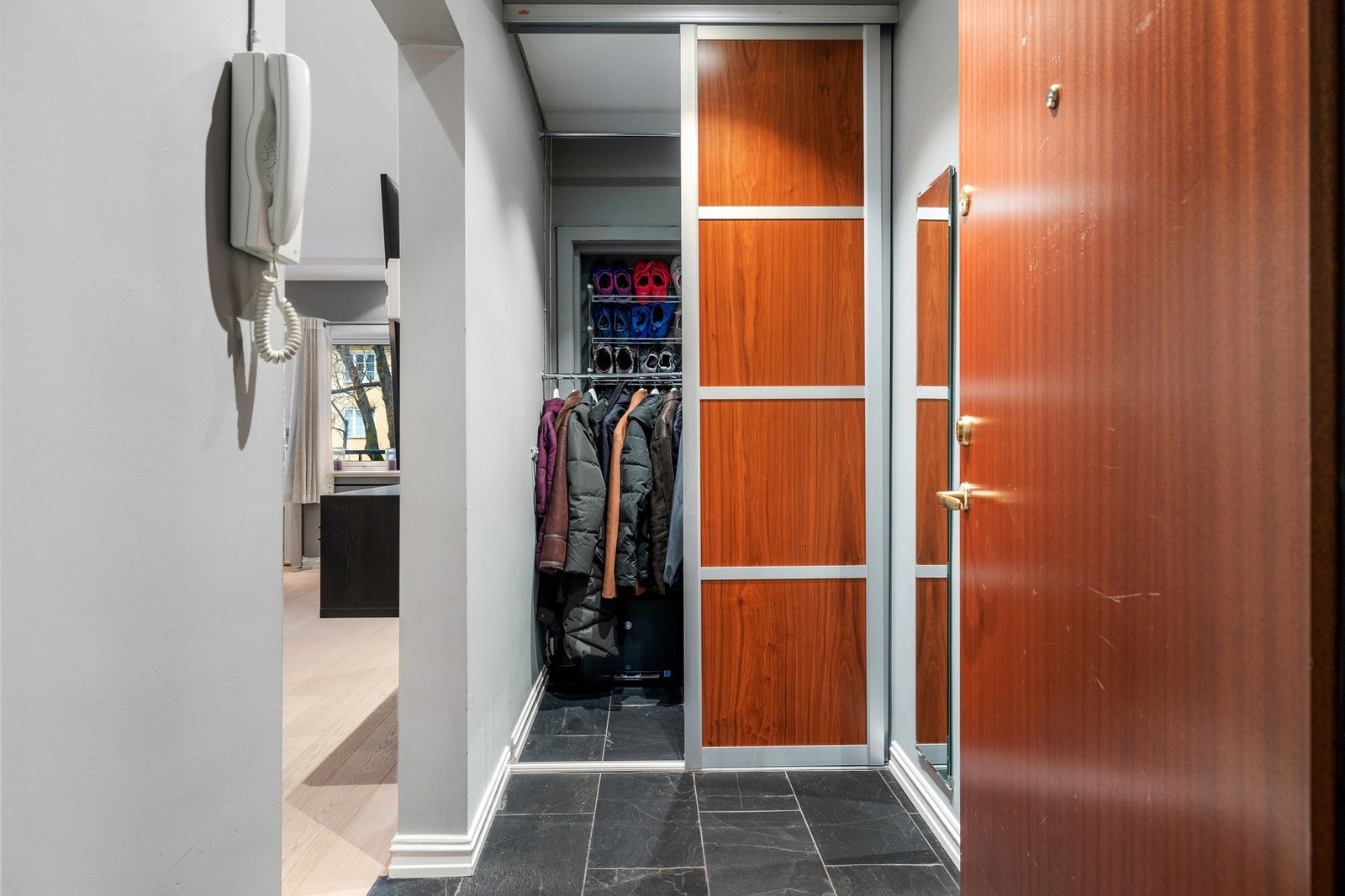 Det er innredet med garderobeløsning med skyvedører som gir rikelig med oppbevaringsplass og et ryddig uttrykk. Gulvet er belagt med fliser. Galleribilde