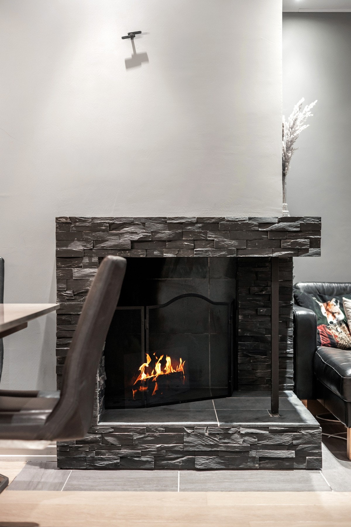 I stuen er det en flott åpen peis, som varmer godt på kjølige dager Galleribilde