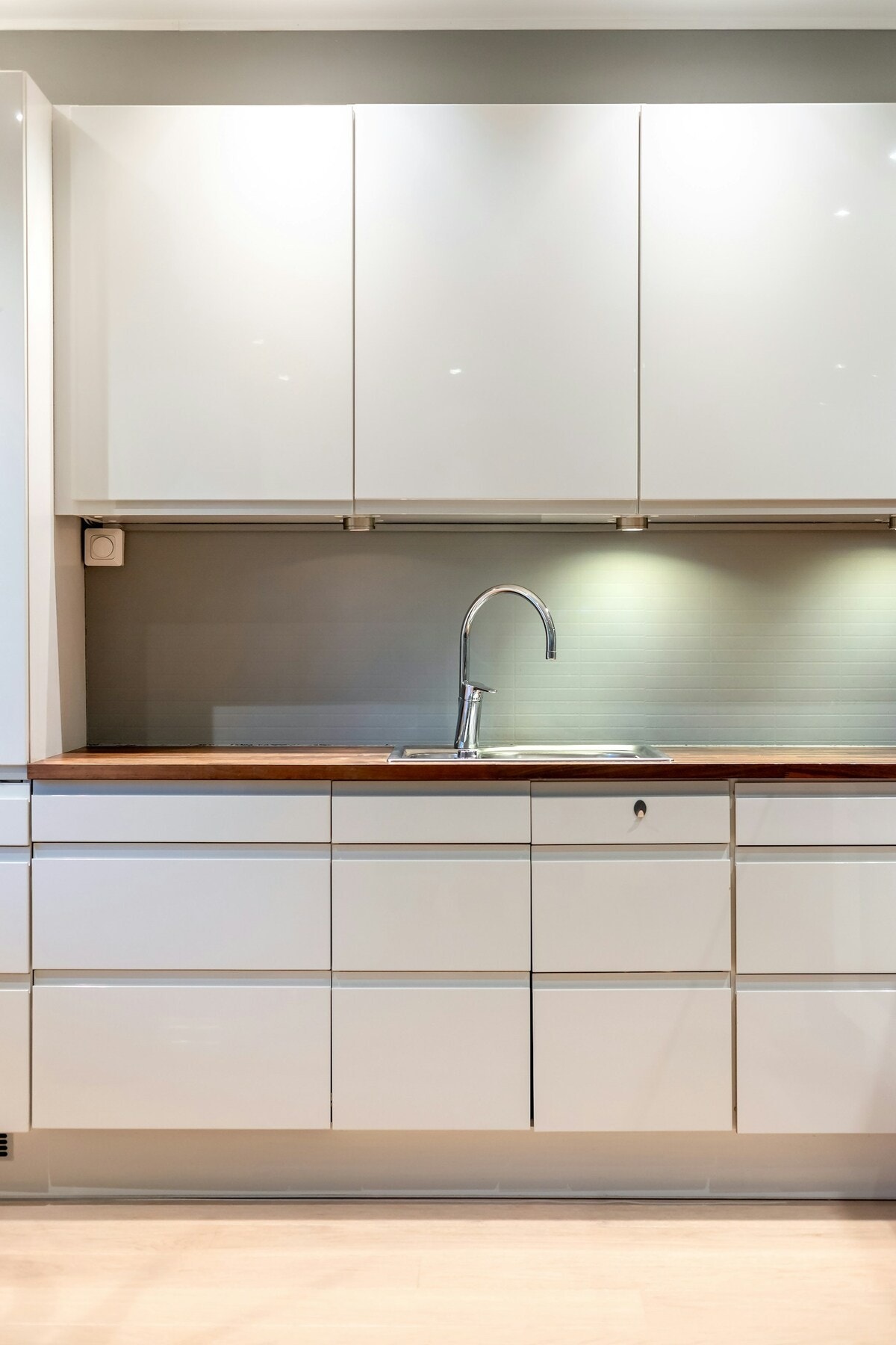 Benkeplaten gir god arbeidsflate, og det er montert sprutplate bak kjøkkeninnredningen. Galleribilde