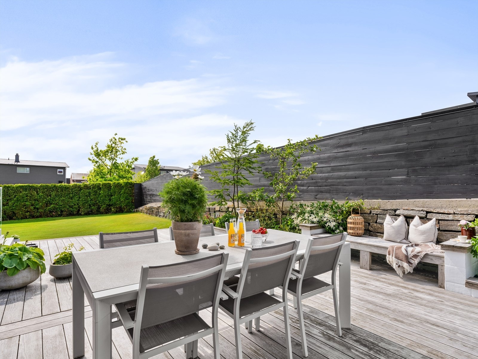 Private soner. Kebony terrassen har utsikt til egen grønn oase, bestående av en romslig plen og flere plantede trær og busker. Galleribilde