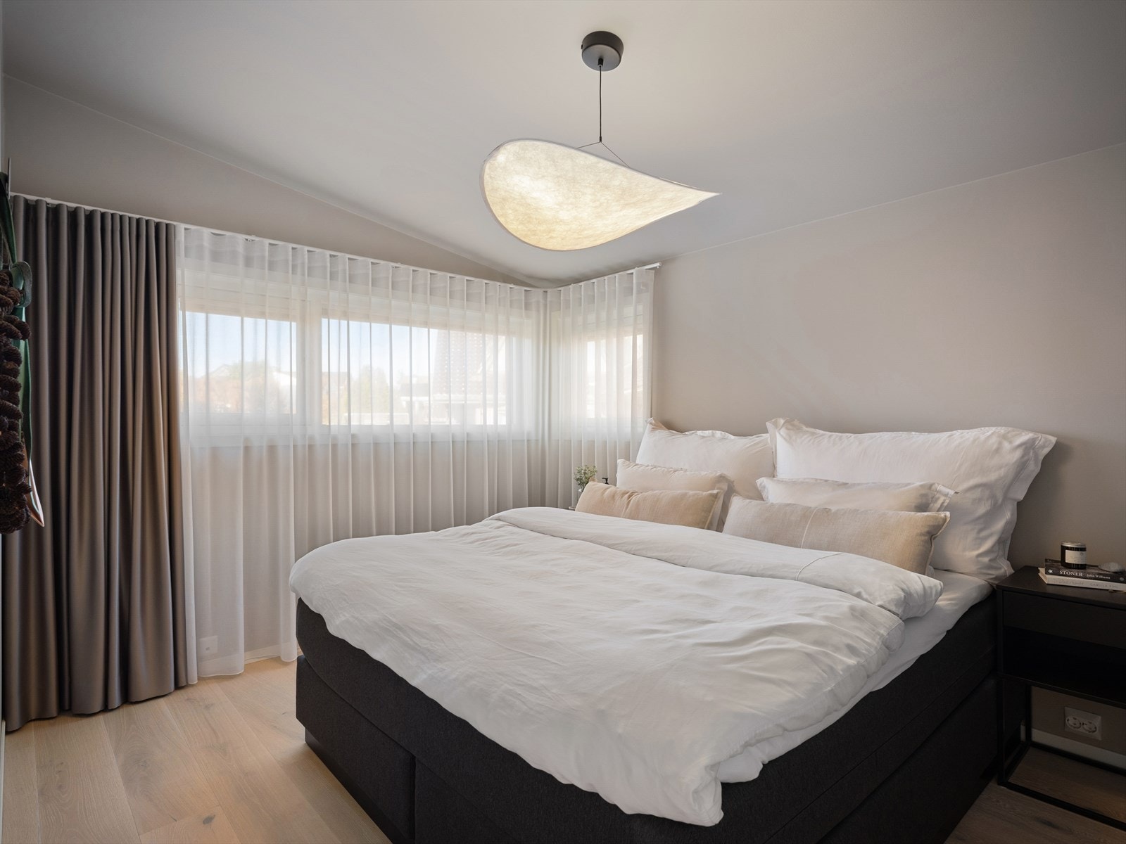 Soveromsdel oppe er trukket i egen del av huset hvor man kan lukke dør fra loftstue, som derfor gir lite lyd inn til soverommene. 1 av 3 soverom i etasjen. Stor garderobe med smart innredning for hyller, oppheng og sminkebord. Galleribilde