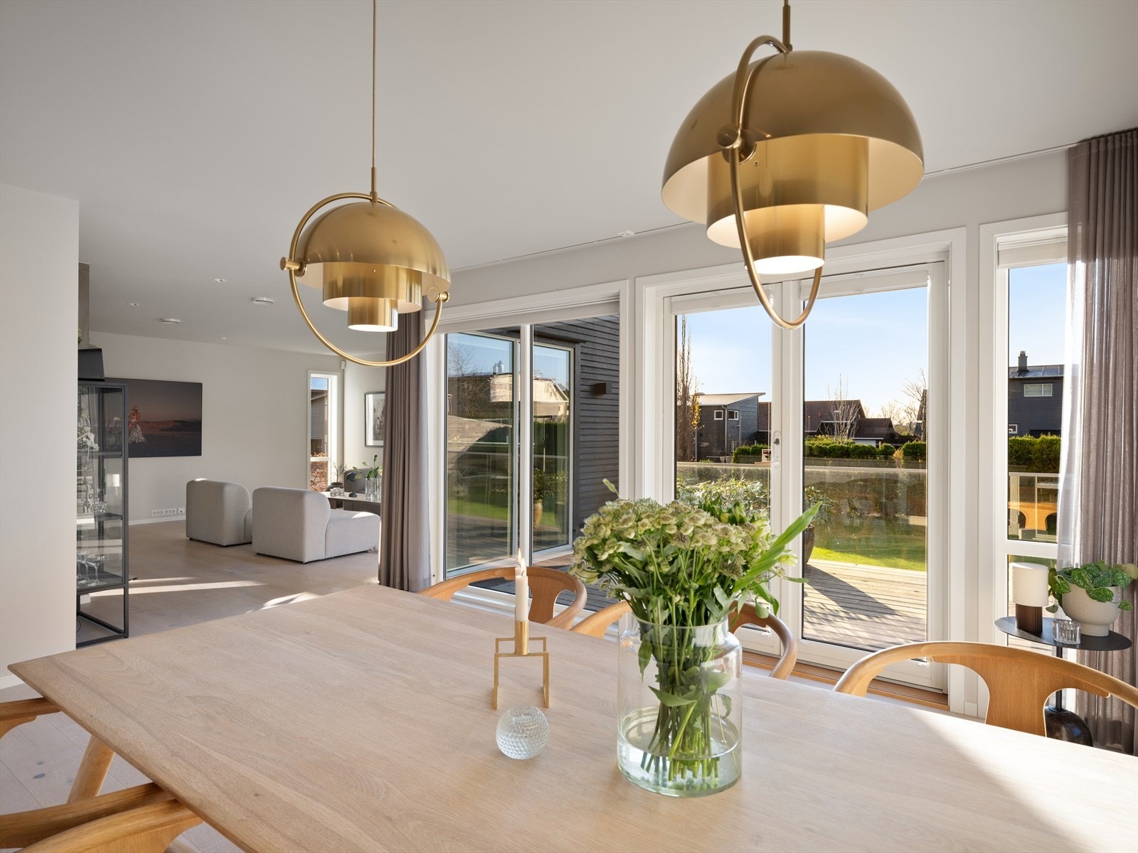 Fra kjøkken og spisestue er det åpen løsning inn til hovedstuen. Luftig, åpent, men i naturlige soner. Galleribilde