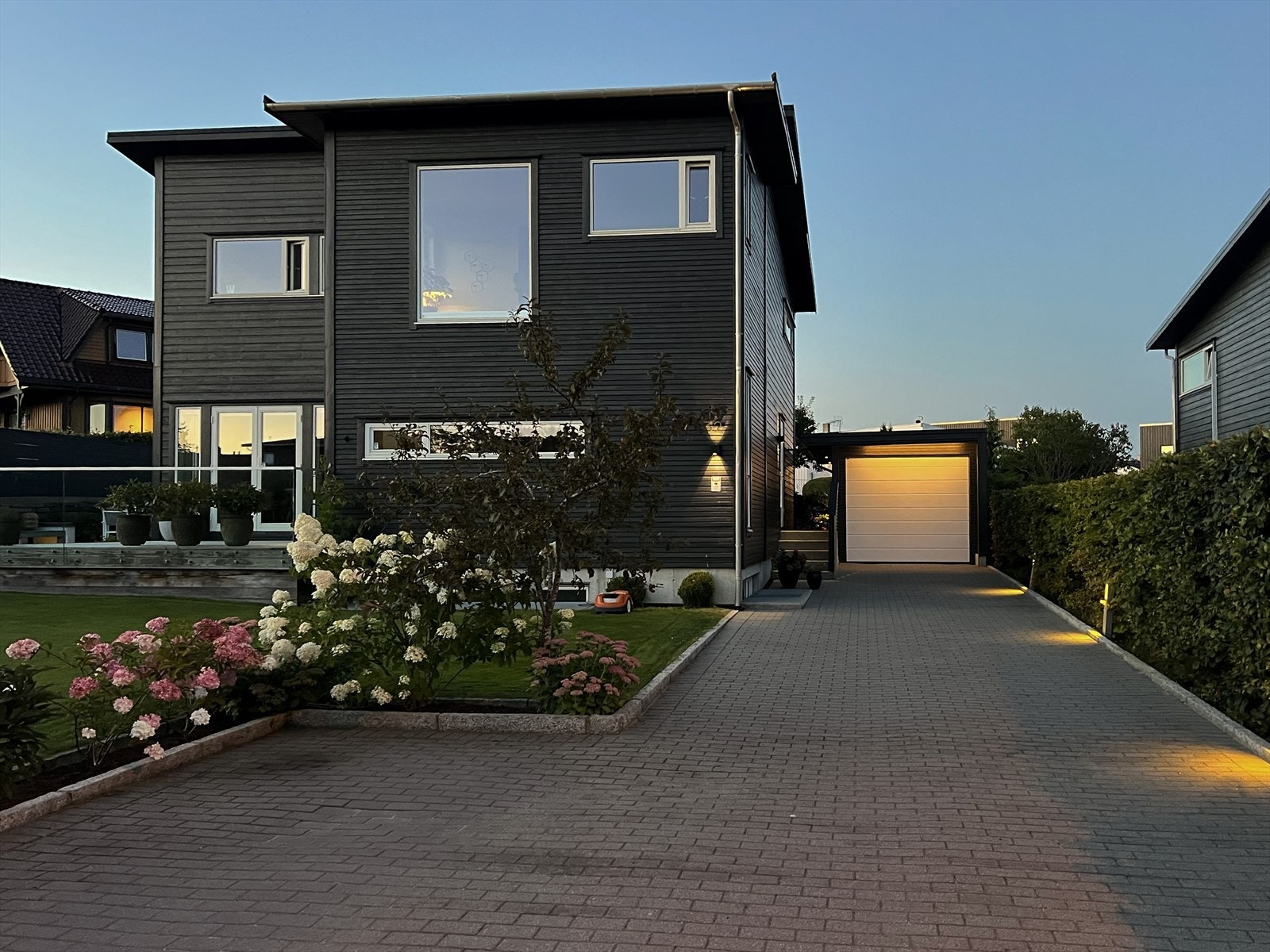 Utebelysning både i gårdsrom på boligen og langs terrassen. Galleribilde