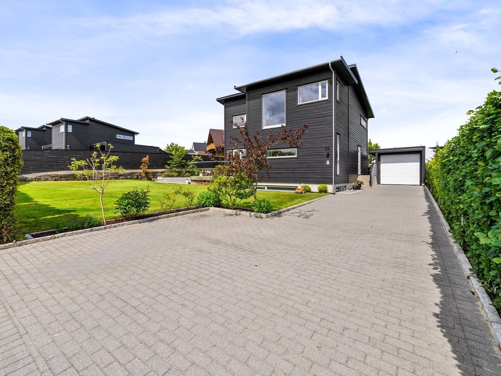 Delikat opparbeidet tomt. Romslig gårdsrom og carport, med plass til flere biler. Oppholdsrom for enhver anledning både inne og ute. (Foto: Stian Dirdal). Galleribilde