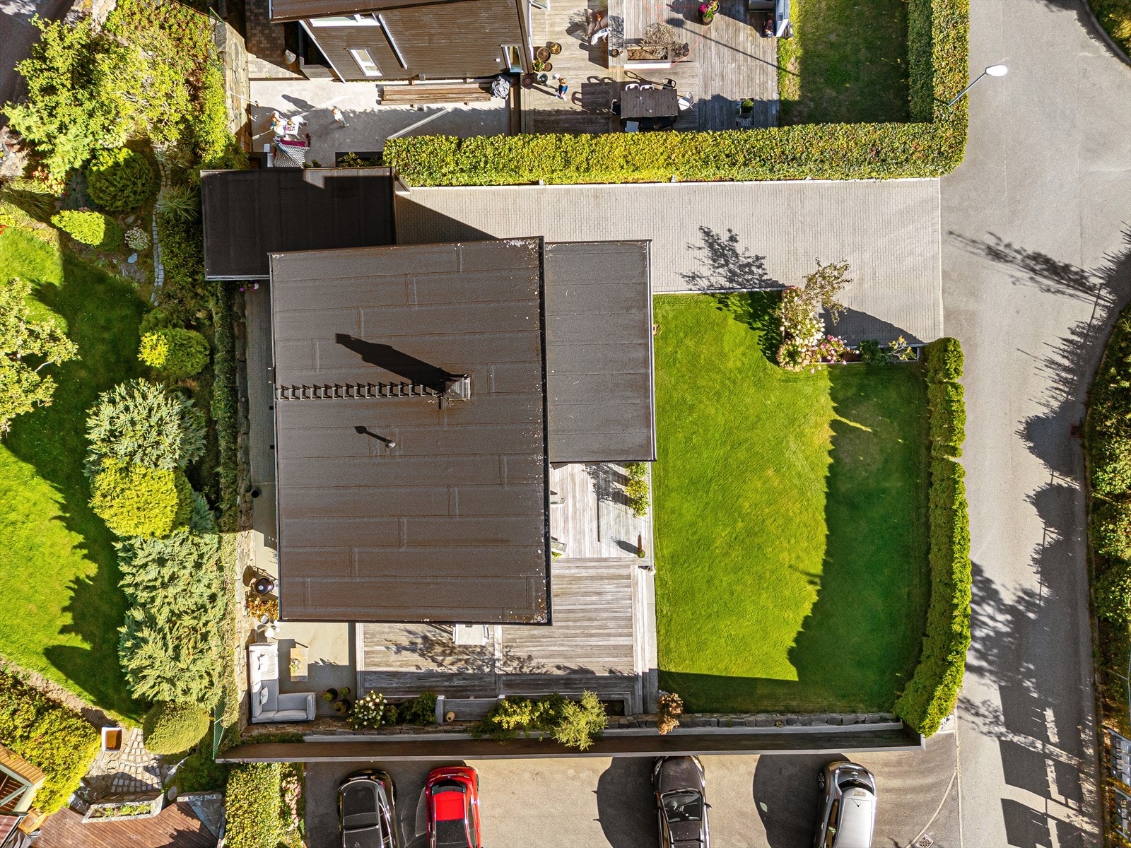 Smart utnyttet tomt med uterom for enhver anledning. Fin flyt mellom inne og ute. Bolig er plassert optimalt for utnyttelse av boltreplass, parkering og solforhold. Galleribilde